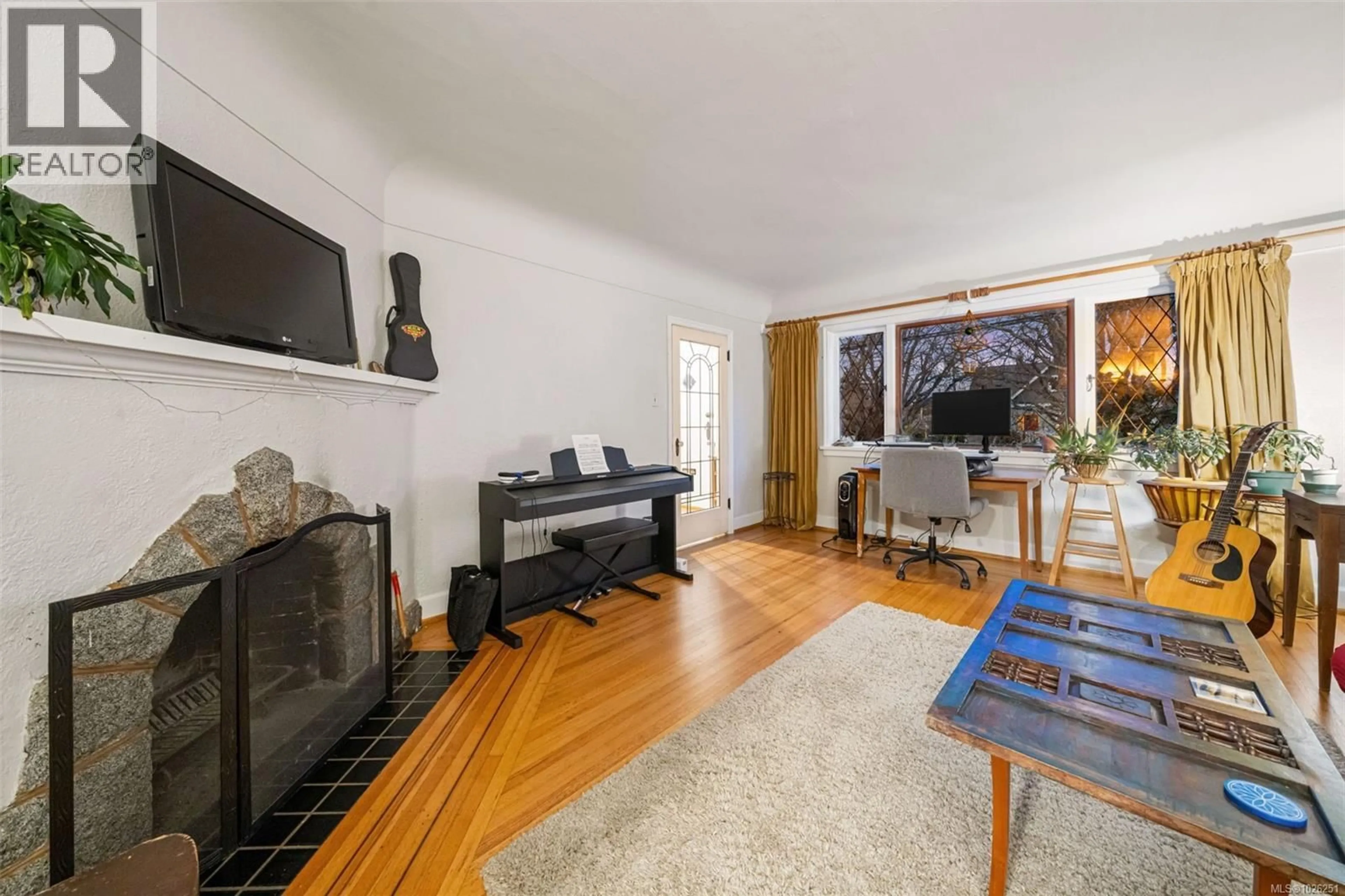 Living room with furniture, unknown for 990 HAMPSHIRE ROAD, Oak Bay British Columbia V8S4S7