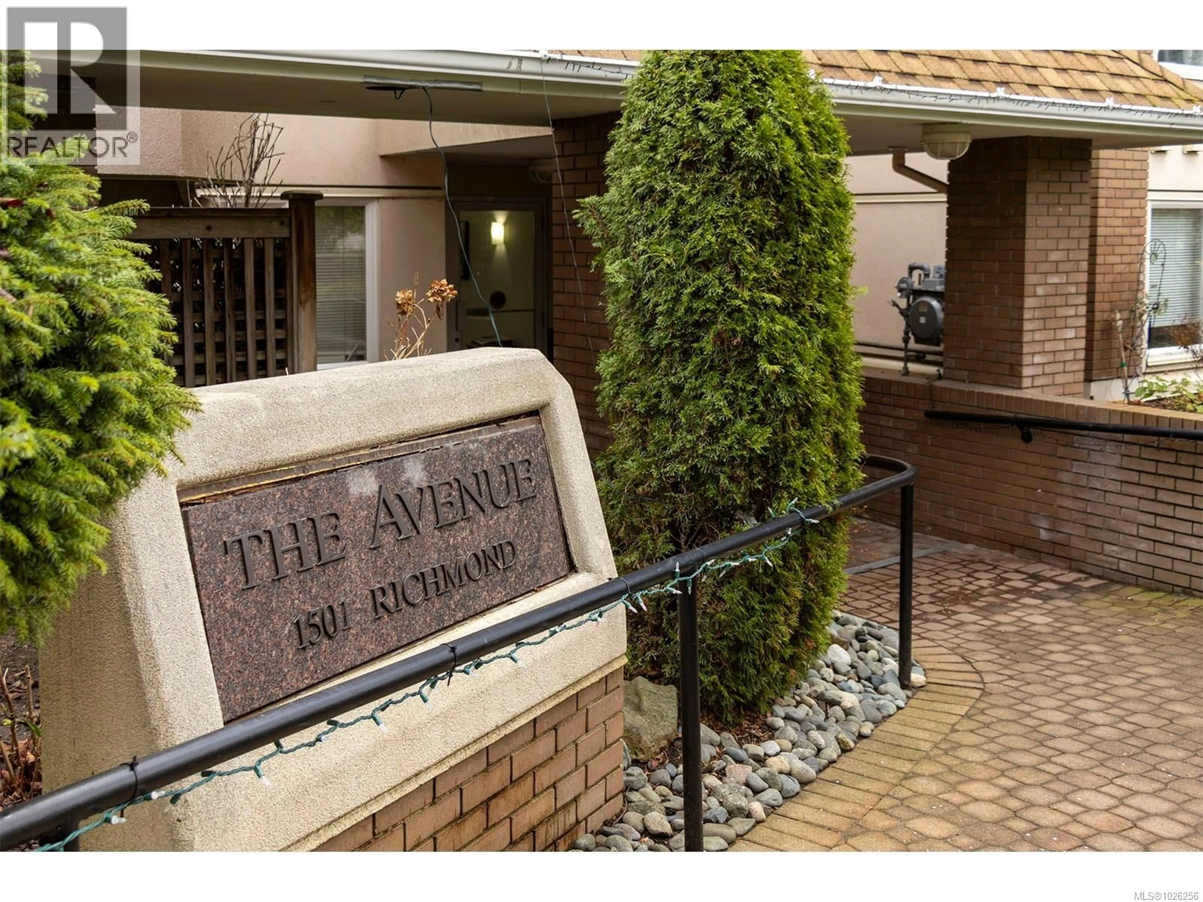 Indoor foyer for 202 - 1501 RICHMOND AVENUE, Victoria British Columbia V8R4R2