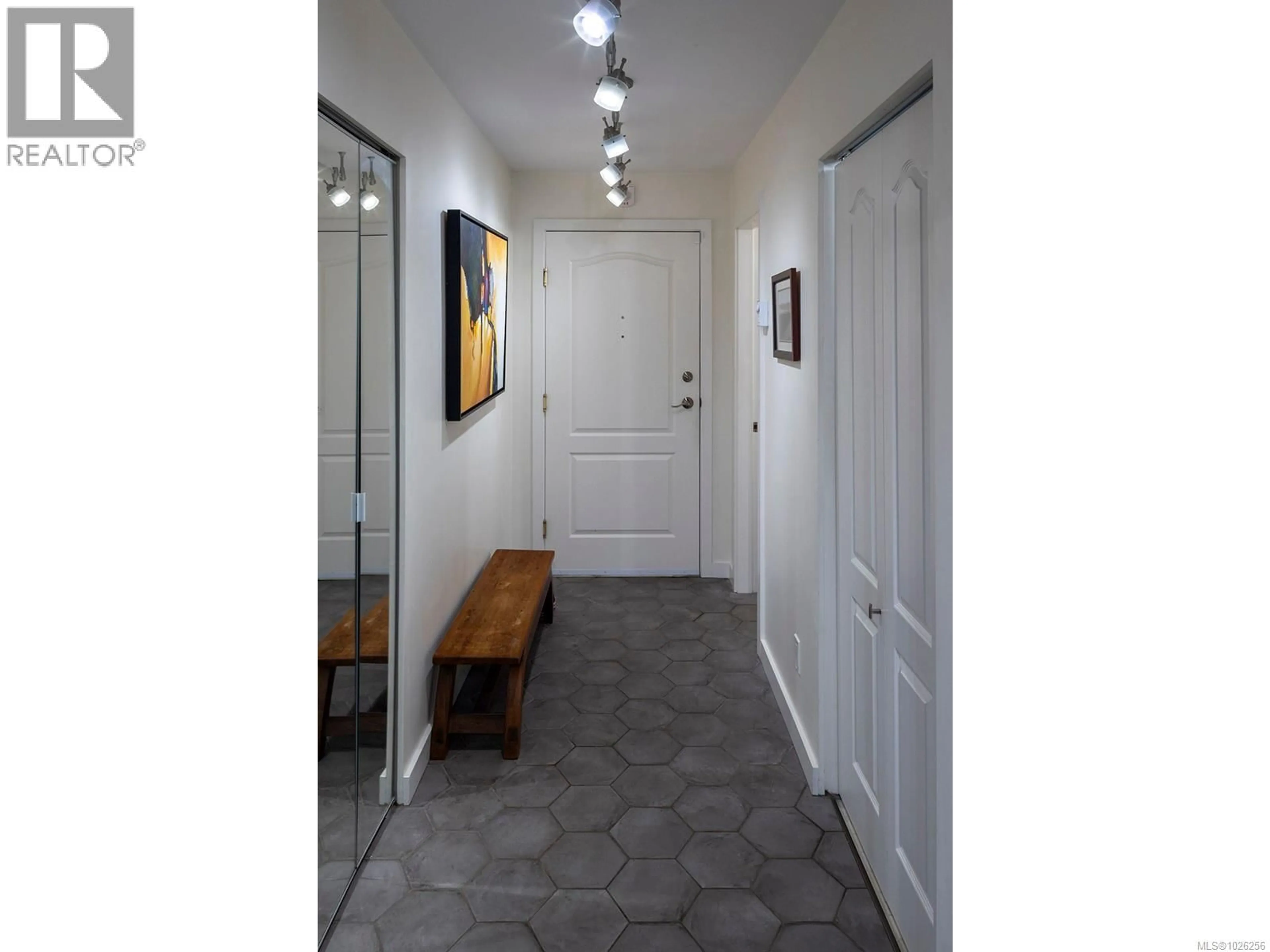 Indoor entryway for 202 - 1501 RICHMOND AVENUE, Victoria British Columbia V8R4R2