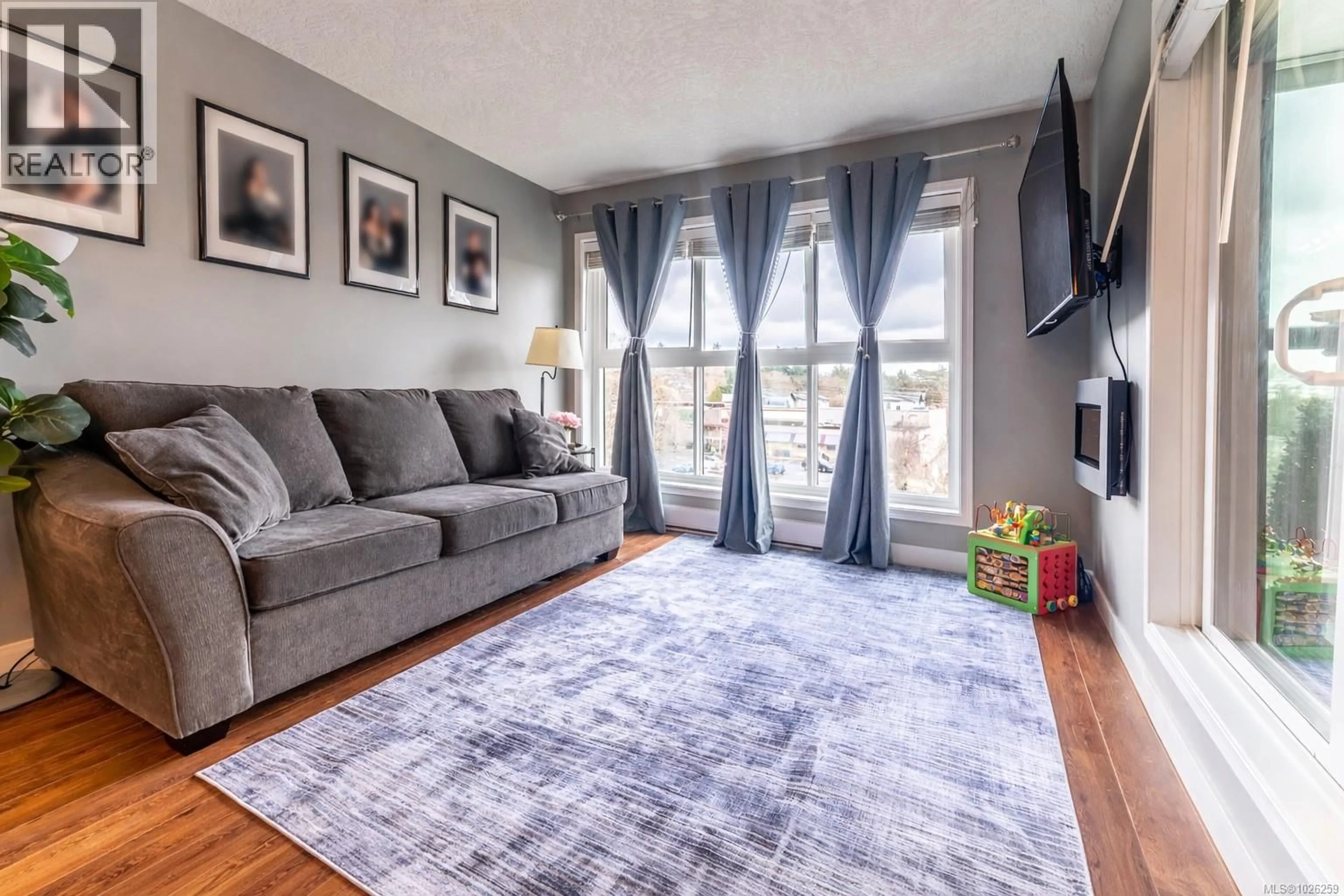 Living room with furniture, carpet floor for 405 - 3460 QUADRA STREET, Saanich British Columbia V8X1G6