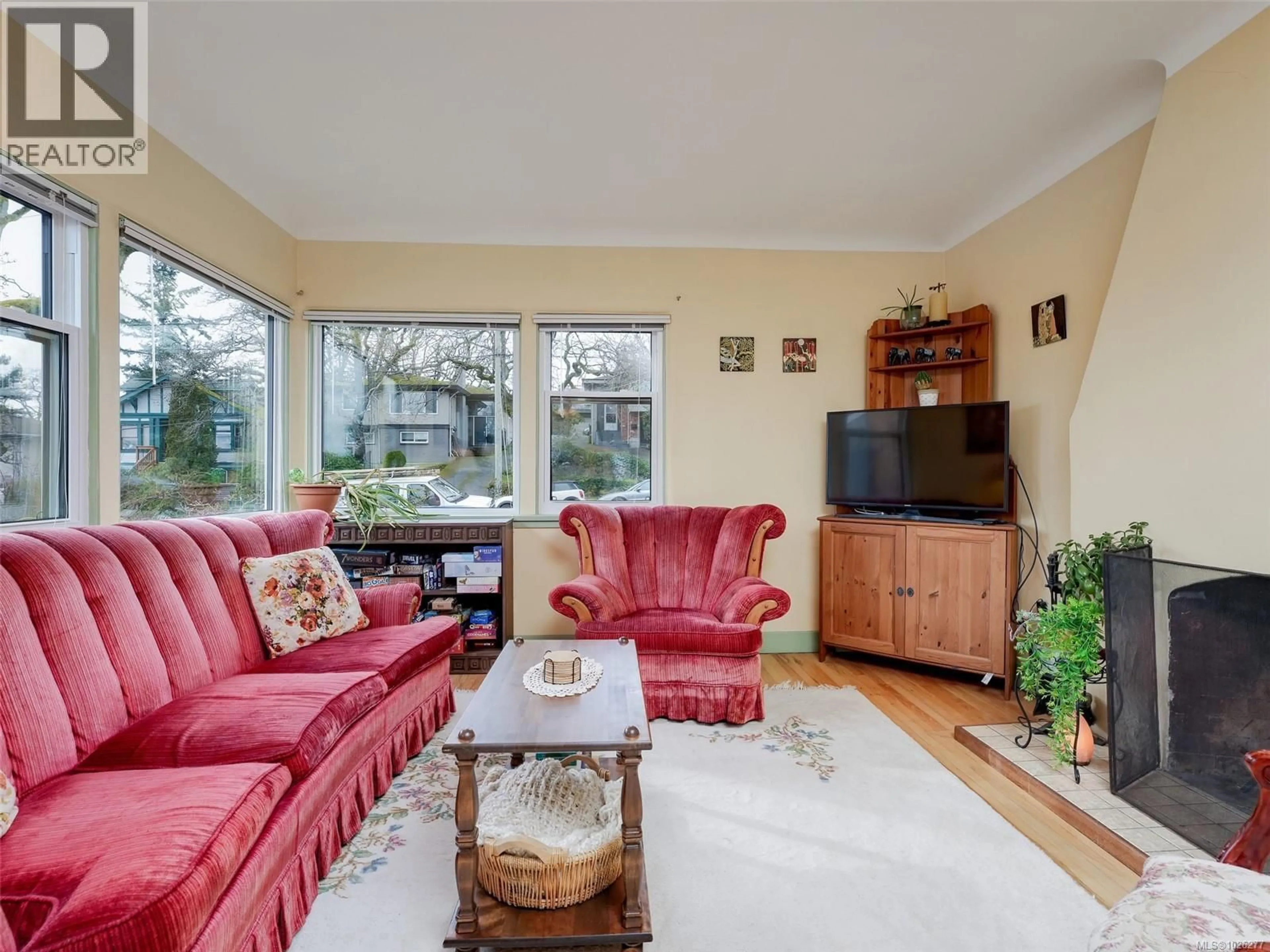 Living room with furniture, unknown for 2649 AVEBURY AVENUE, Victoria British Columbia V8R3W3