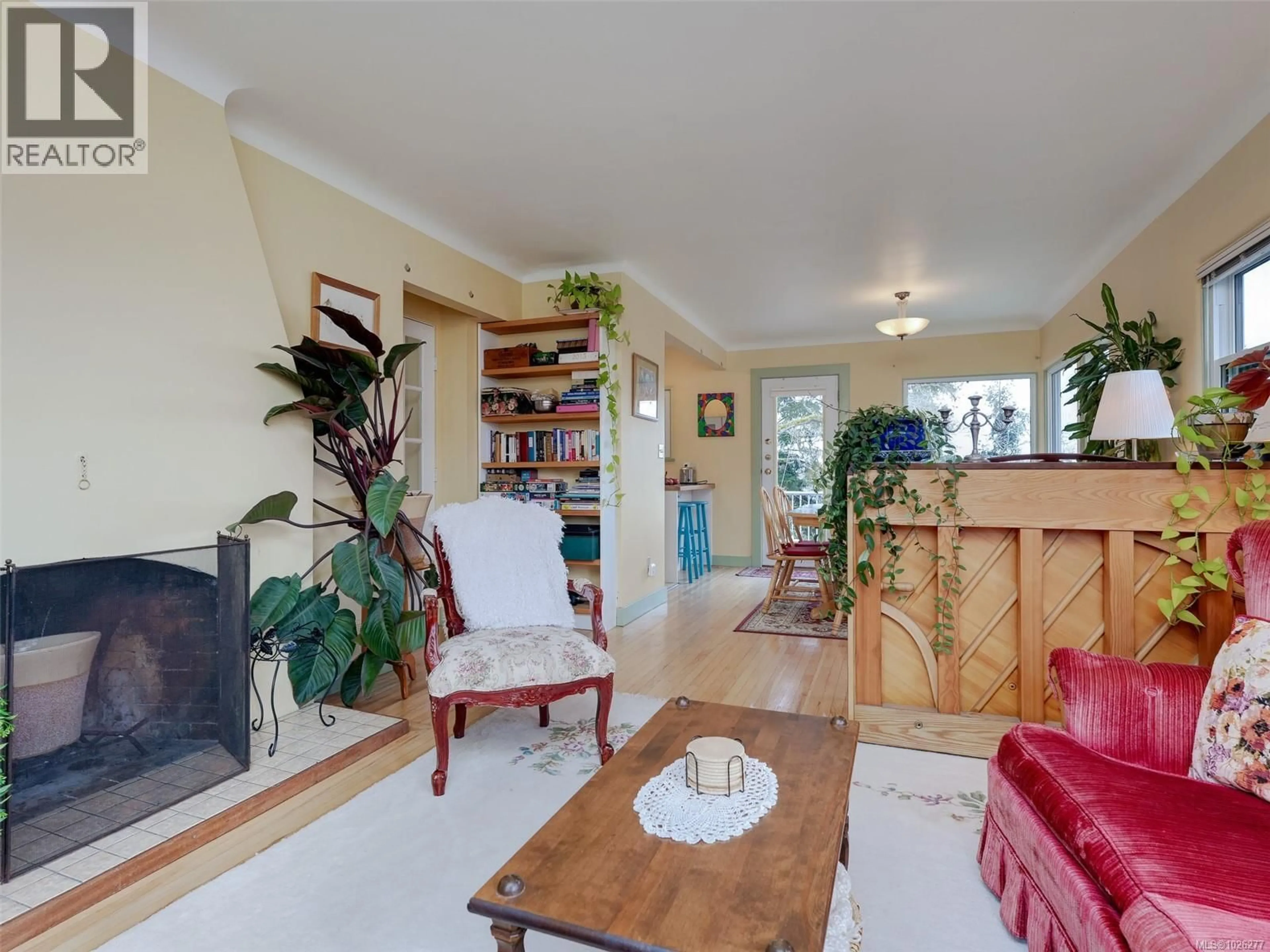 Living room with furniture, unknown for 2649 AVEBURY AVENUE, Victoria British Columbia V8R3W3