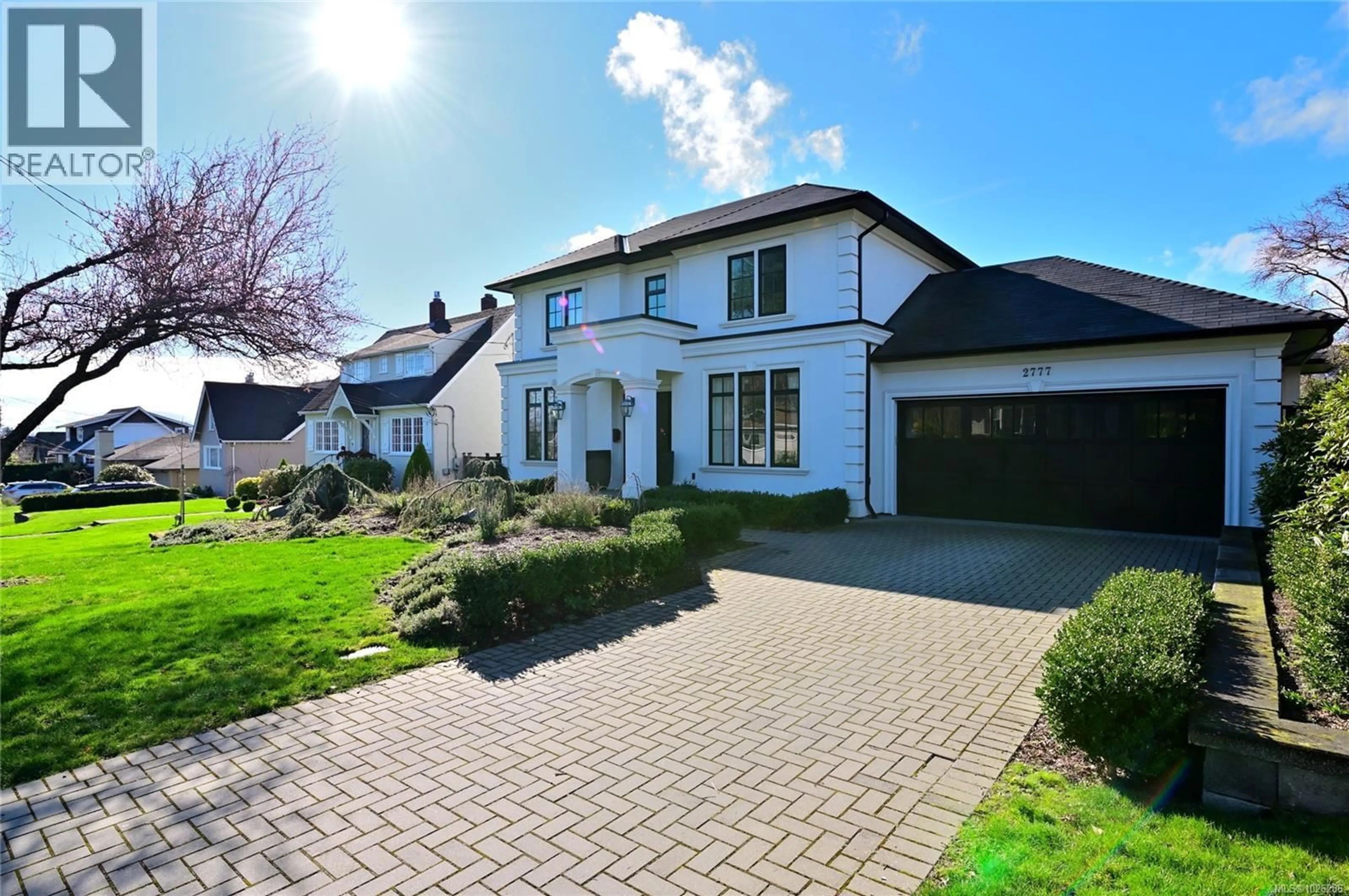 A pic from outside/outdoor area/front of a property/back of a property/a pic from drone, street for 2777 DEWDNEY AVENUE, Oak Bay British Columbia V8R3M3