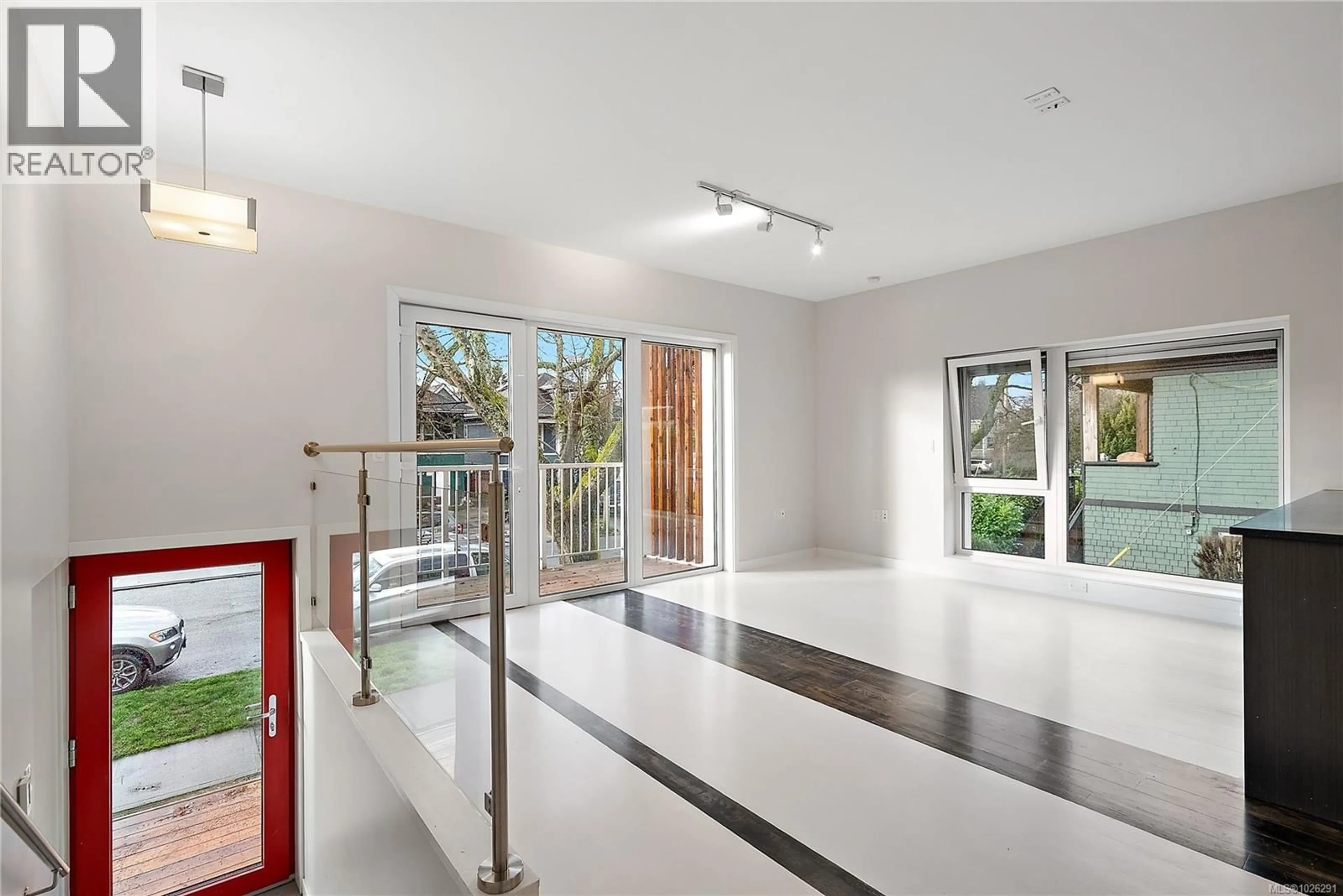 Indoor foyer for 201 - 860 QUEENS AVENUE, Victoria British Columbia V8T1M5