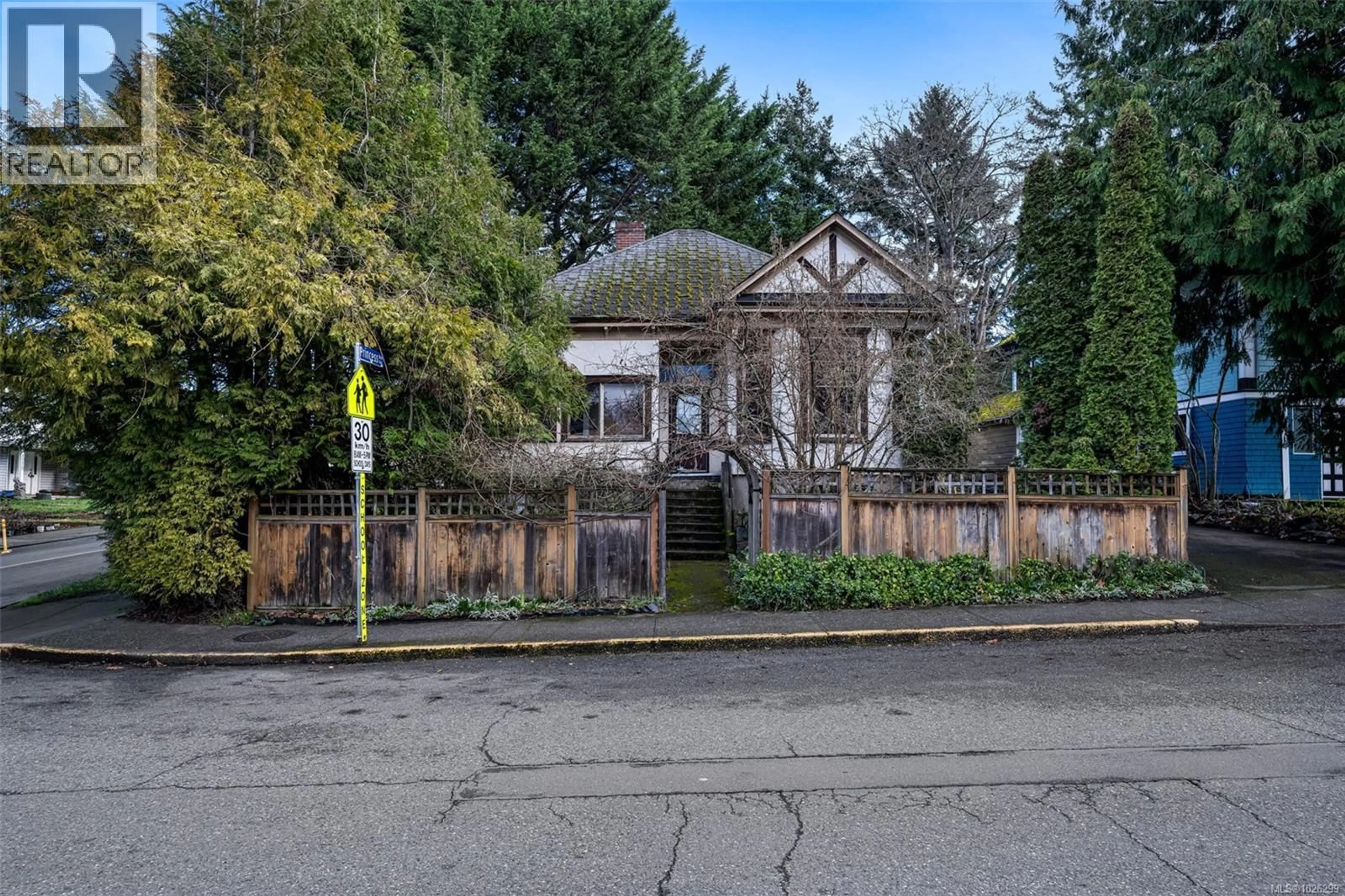 Unknown for 2127 CHAMBERS STREET, Victoria British Columbia V8T3L1