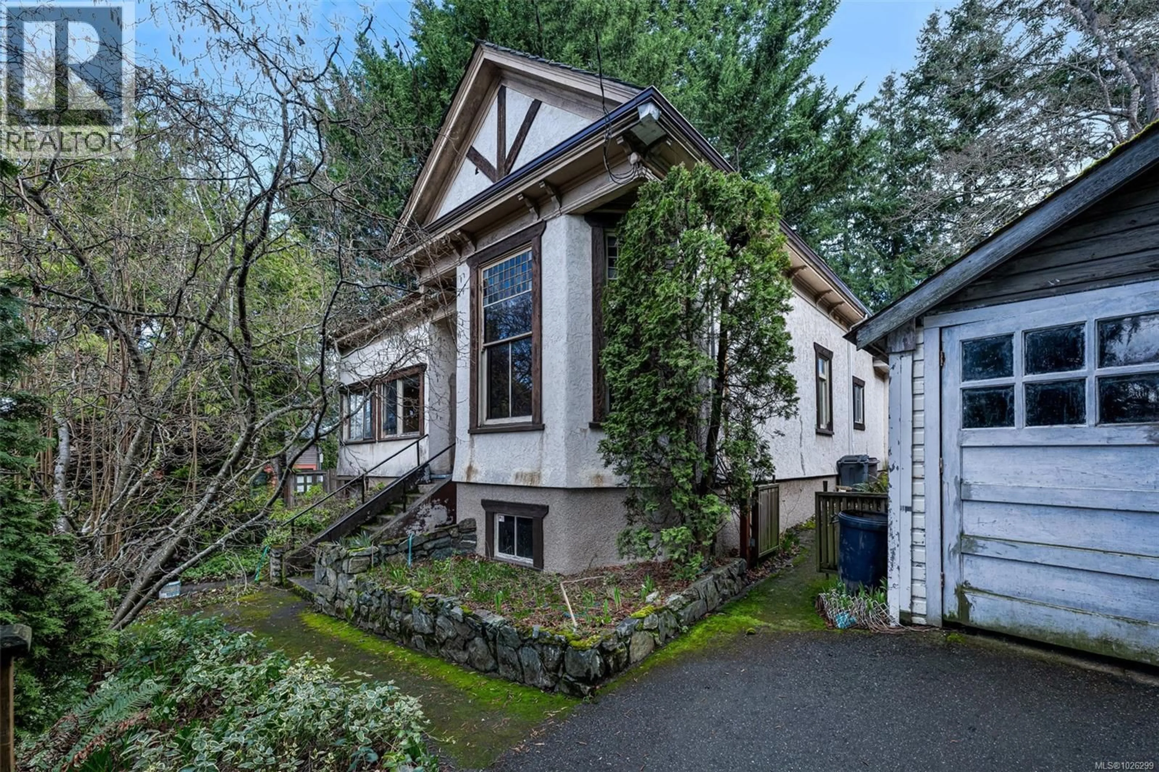 Unknown for 2127 CHAMBERS STREET, Victoria British Columbia V8T3L1