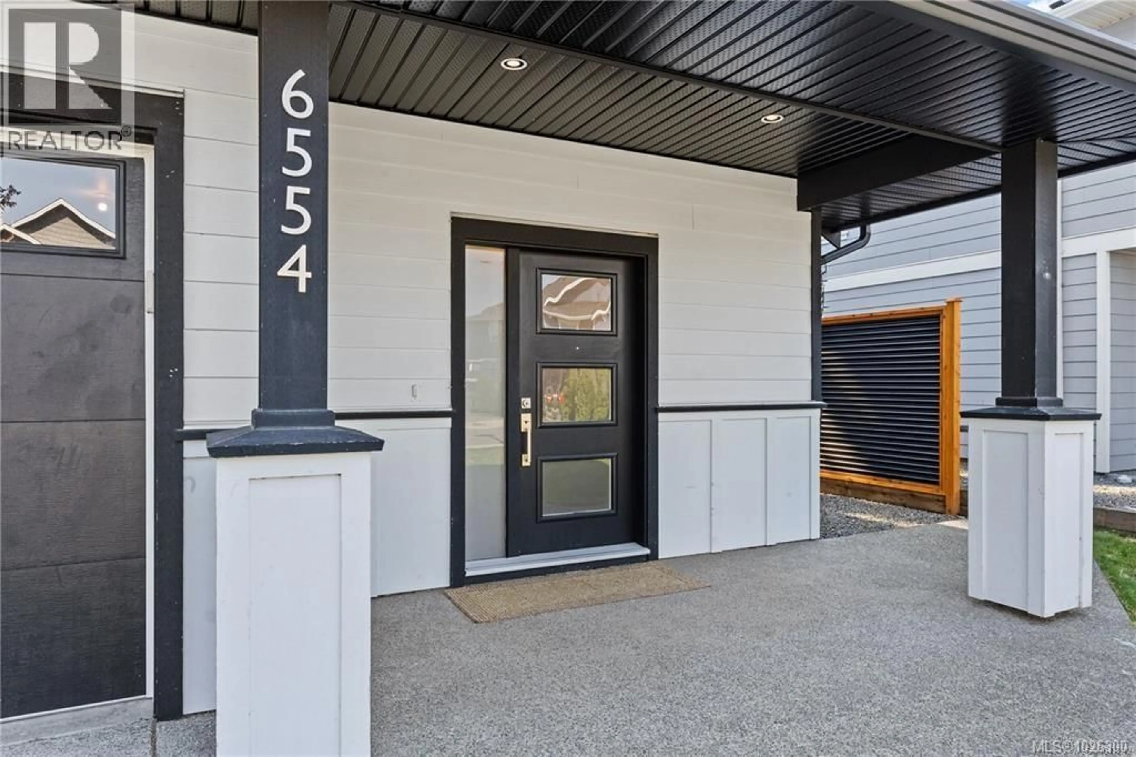 Indoor foyer for 6554 STEEPLE CHASE, Sooke British Columbia V9Z0W3