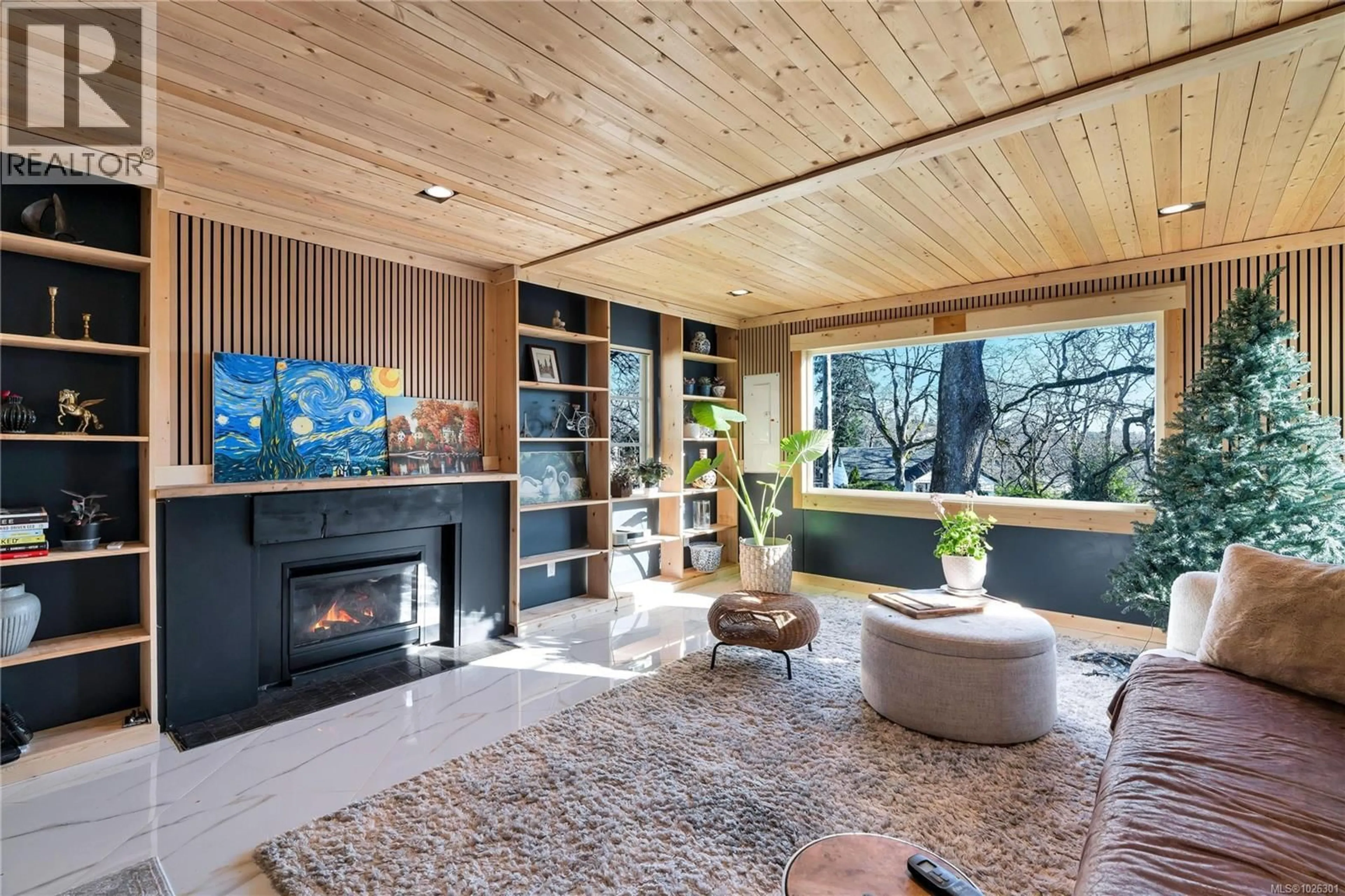 Living room with furniture, unknown for 3580 DONCASTER DRIVE, Saanich British Columbia V8P3W3