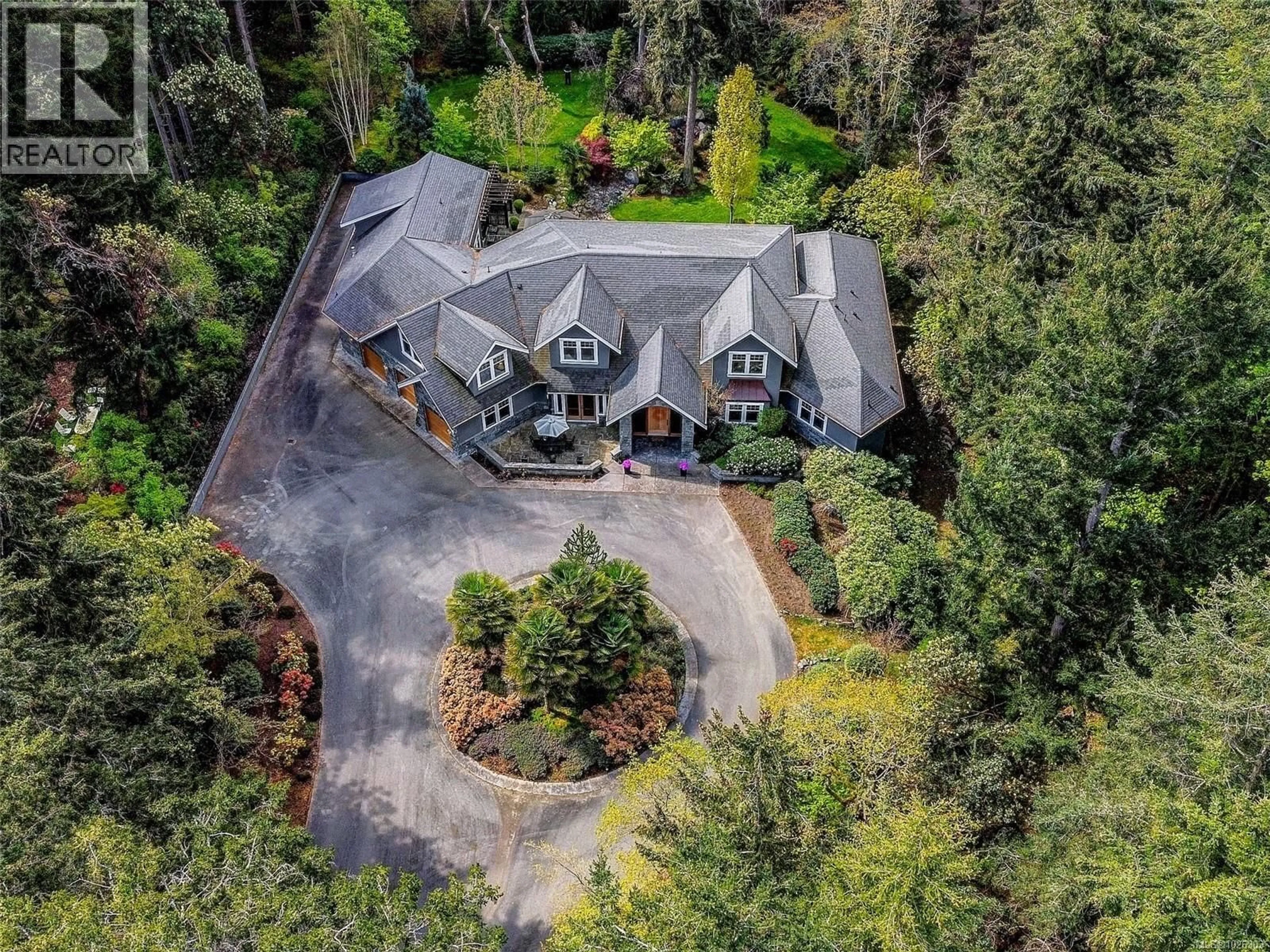 A pic from outside/outdoor area/front of a property/back of a property/a pic from drone, unknown for 2615 QUEENSWOOD DRIVE, Saanich British Columbia V8N1X6