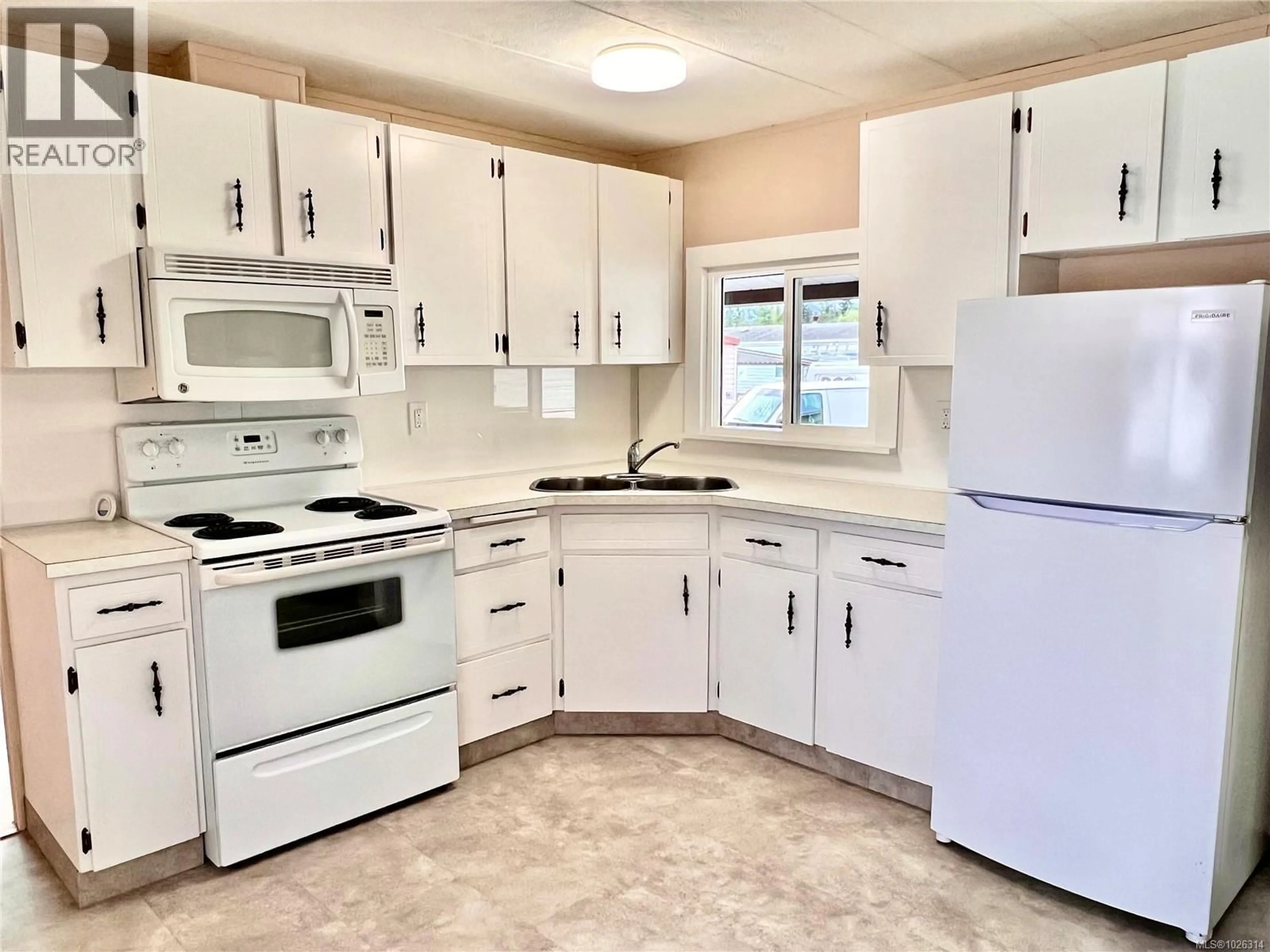 Standard kitchen, ceramic/tile floor for 30 - 6245 METRAL DRIVE, Nanaimo British Columbia V9T6P8