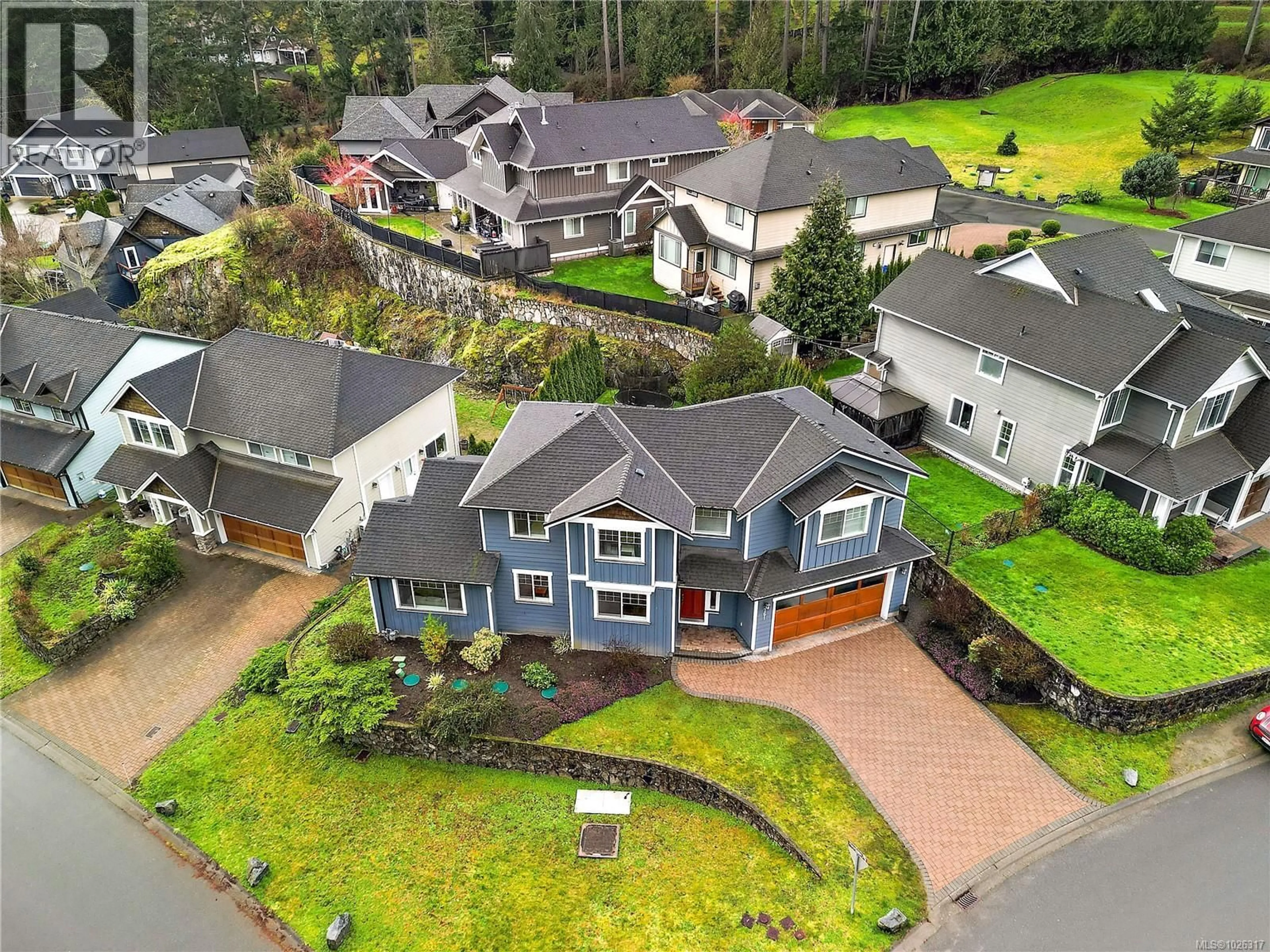 A pic from outside/outdoor area/front of a property/back of a property/a pic from drone, street for 761 HANBURY PLACE, Highlands British Columbia V9B0E3