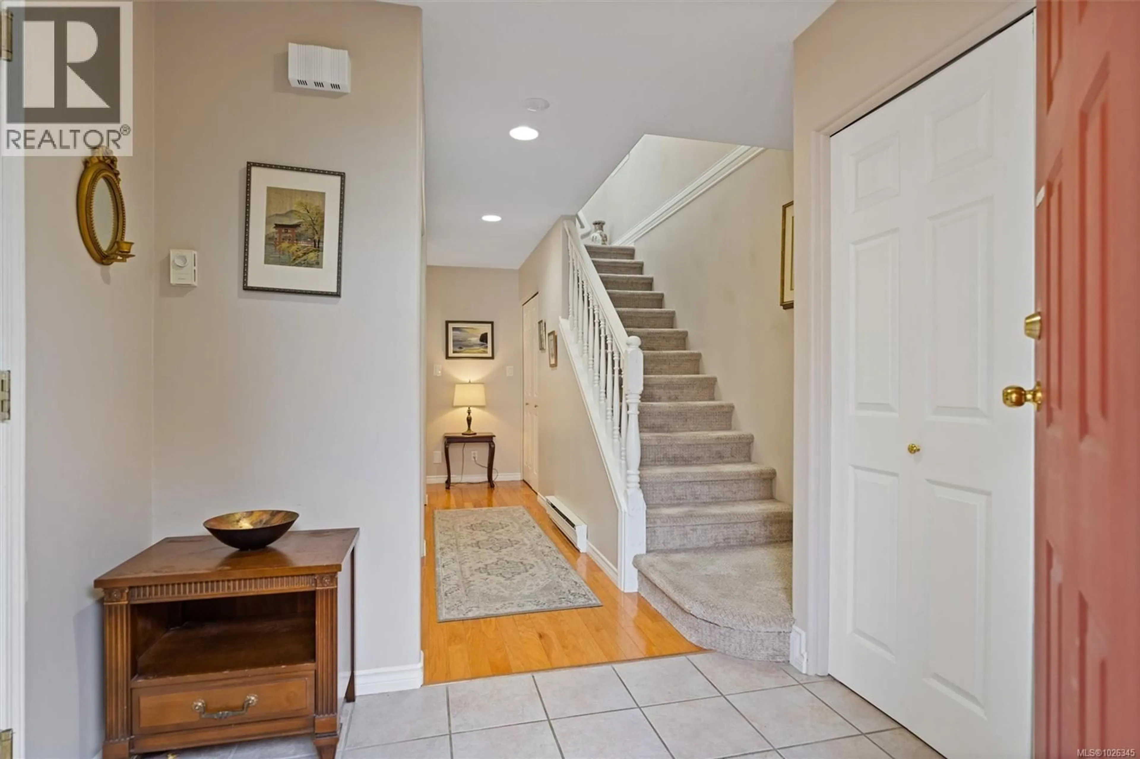 Indoor foyer for 7 - 2715 SHELBOURNE STREET, Victoria British Columbia V8R4M3