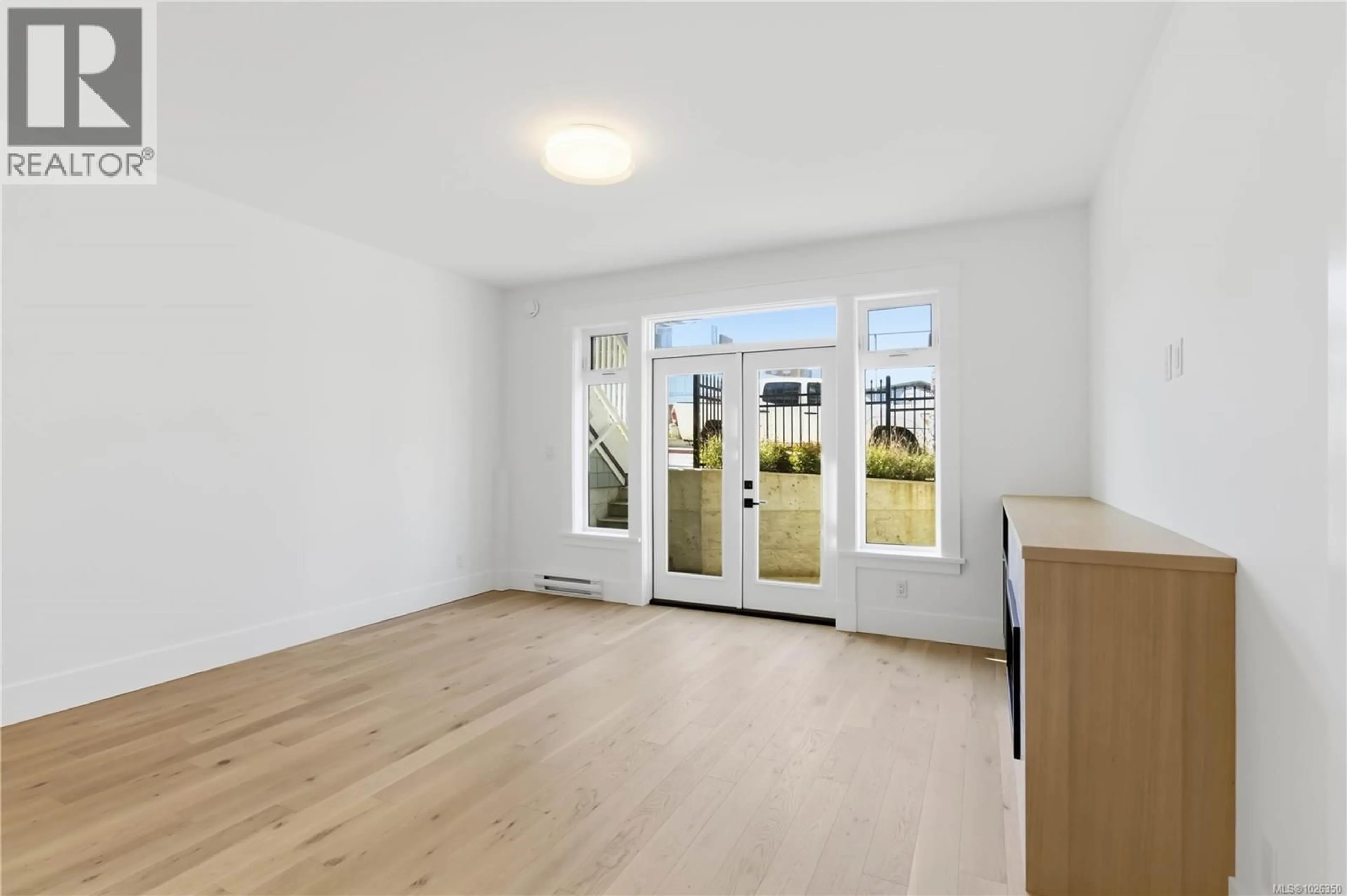 A pic of a room for 1 - 1915 FERNWOOD ROAD, Victoria British Columbia V8T2Y6