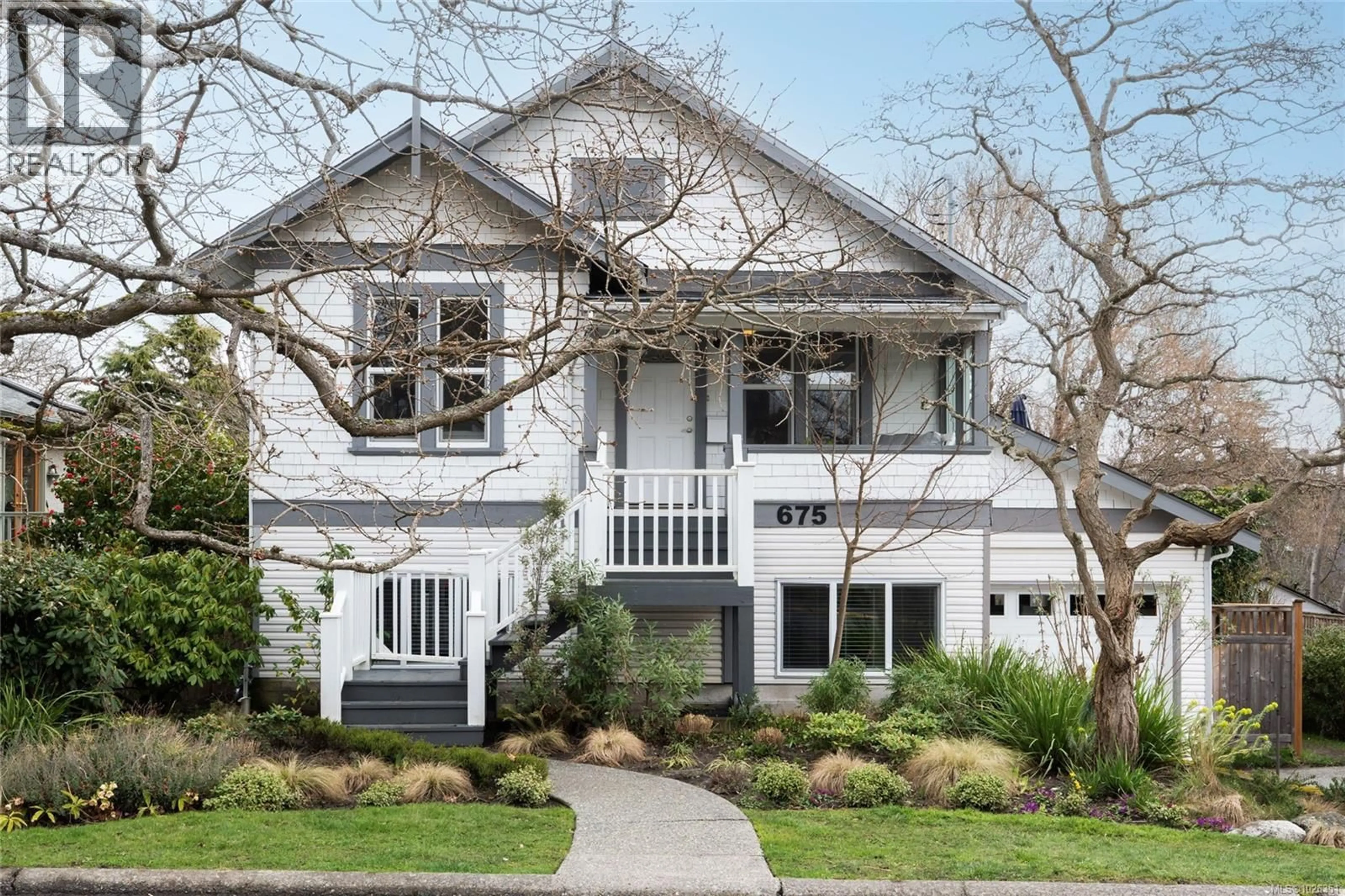 Home with vinyl exterior material, street for 675 MONTEREY AVENUE, Oak Bay British Columbia V8S4T8