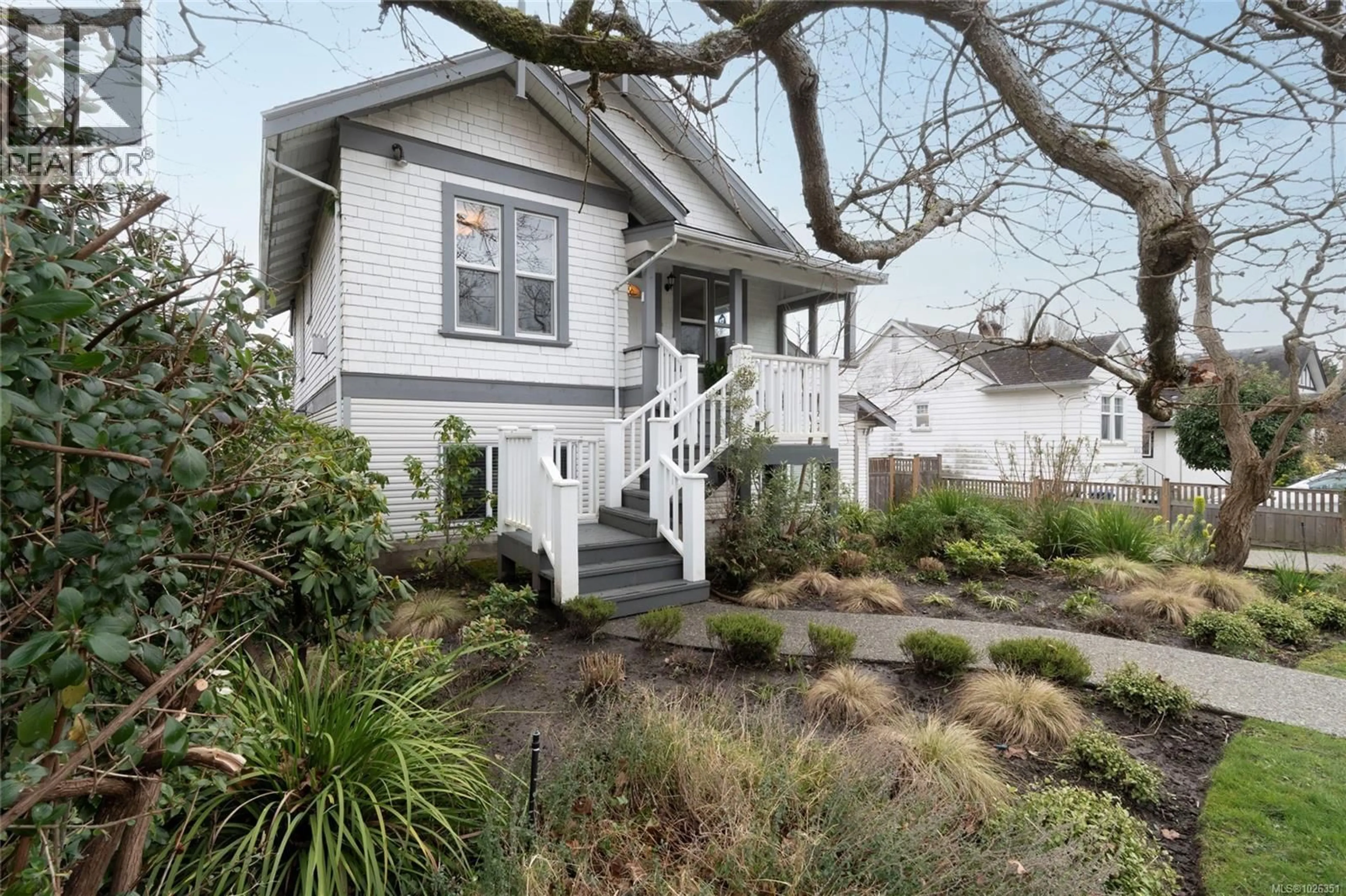 Home with vinyl exterior material, street for 675 MONTEREY AVENUE, Oak Bay British Columbia V8S4T8