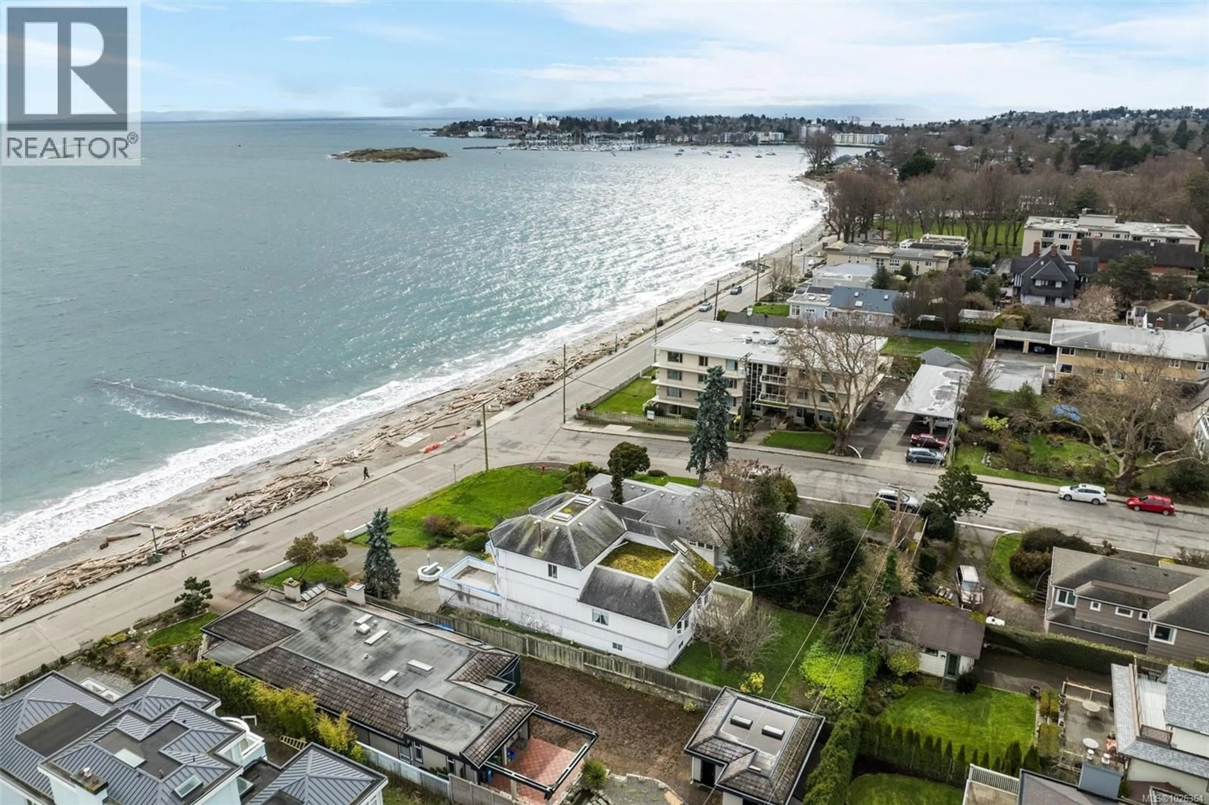 A pic from outside/outdoor area/front of a property/back of a property/a pic from drone, water/lake/river/ocean view for 2524 ESPLANADE, Oak Bay British Columbia V8R2W3