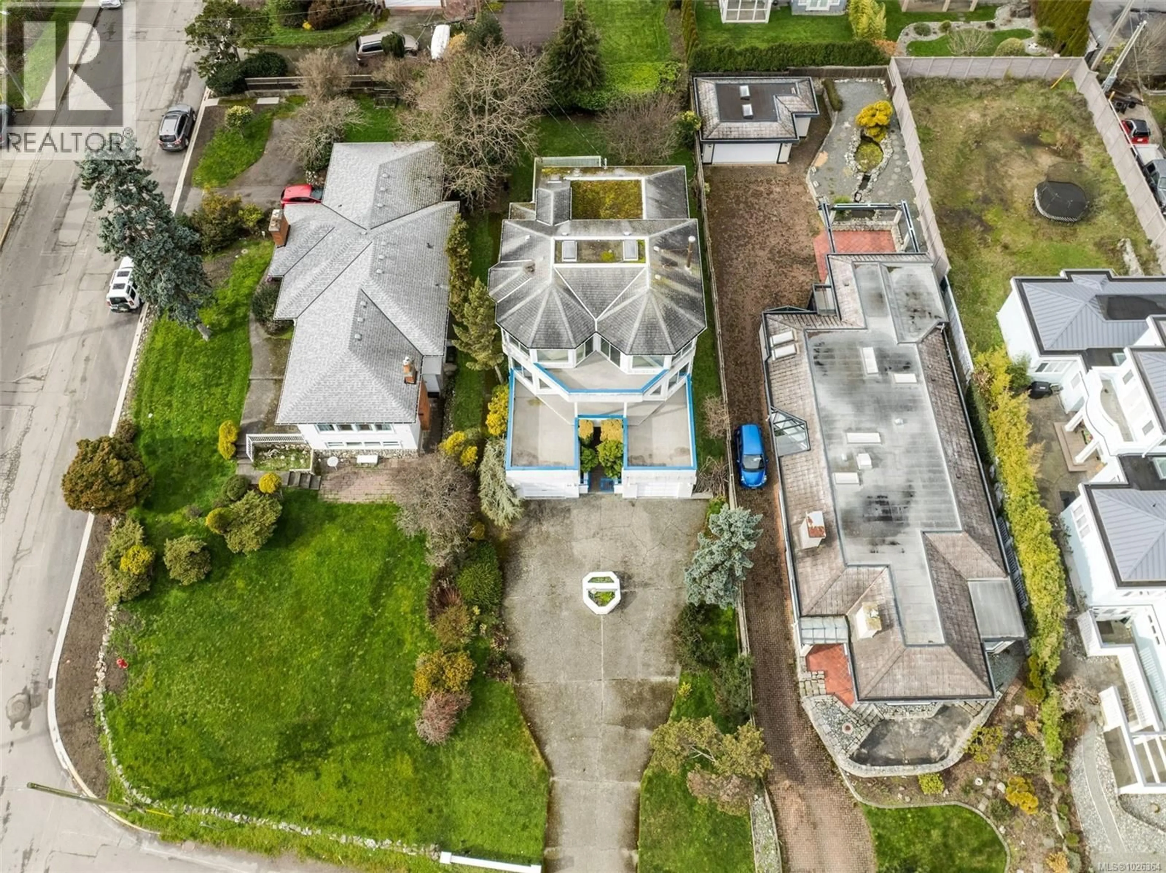 A pic from outside/outdoor area/front of a property/back of a property/a pic from drone, street for 2524 ESPLANADE, Oak Bay British Columbia V8R2W3