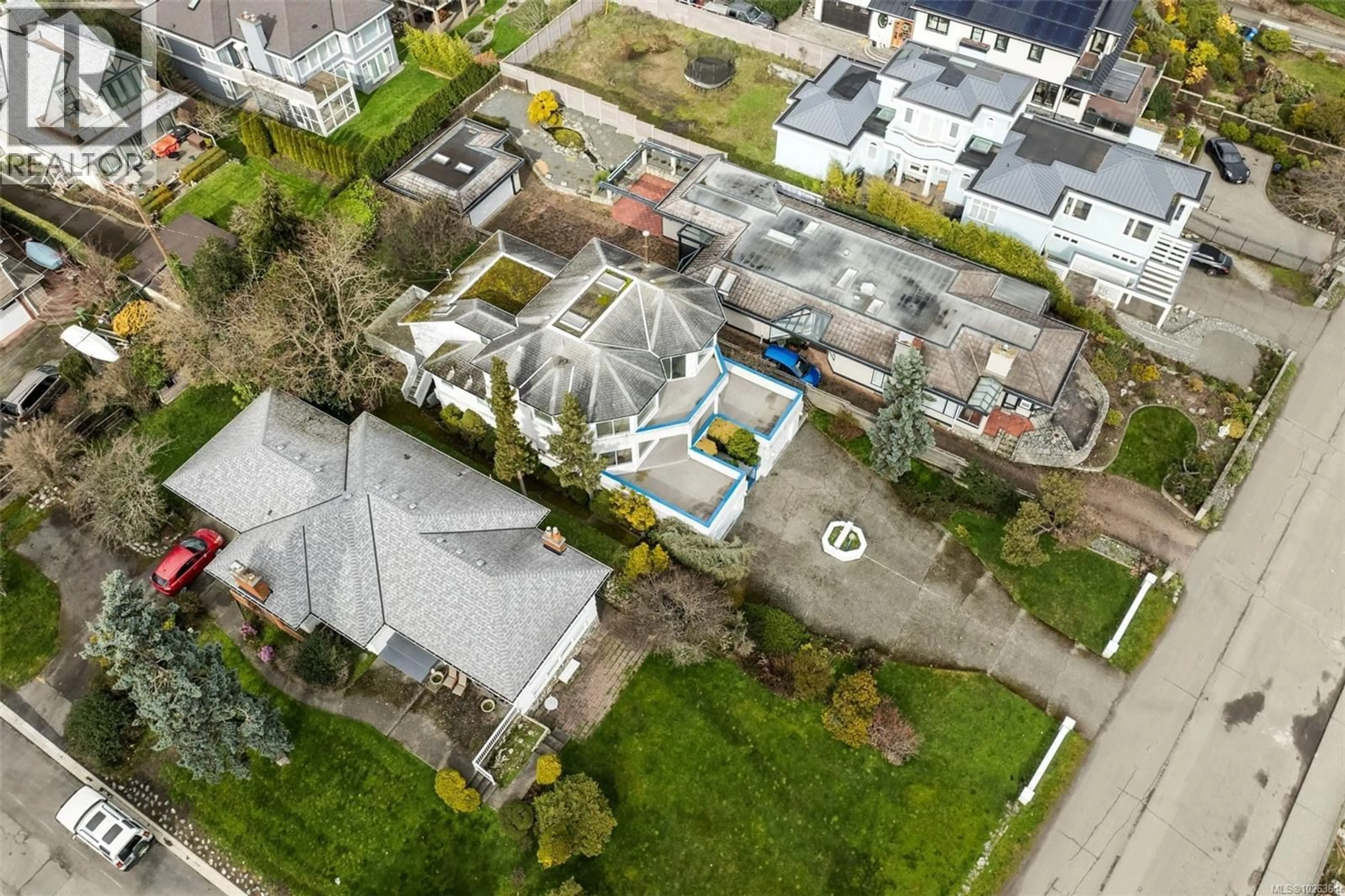 A pic from outside/outdoor area/front of a property/back of a property/a pic from drone, street for 2524 ESPLANADE, Oak Bay British Columbia V8R2W3