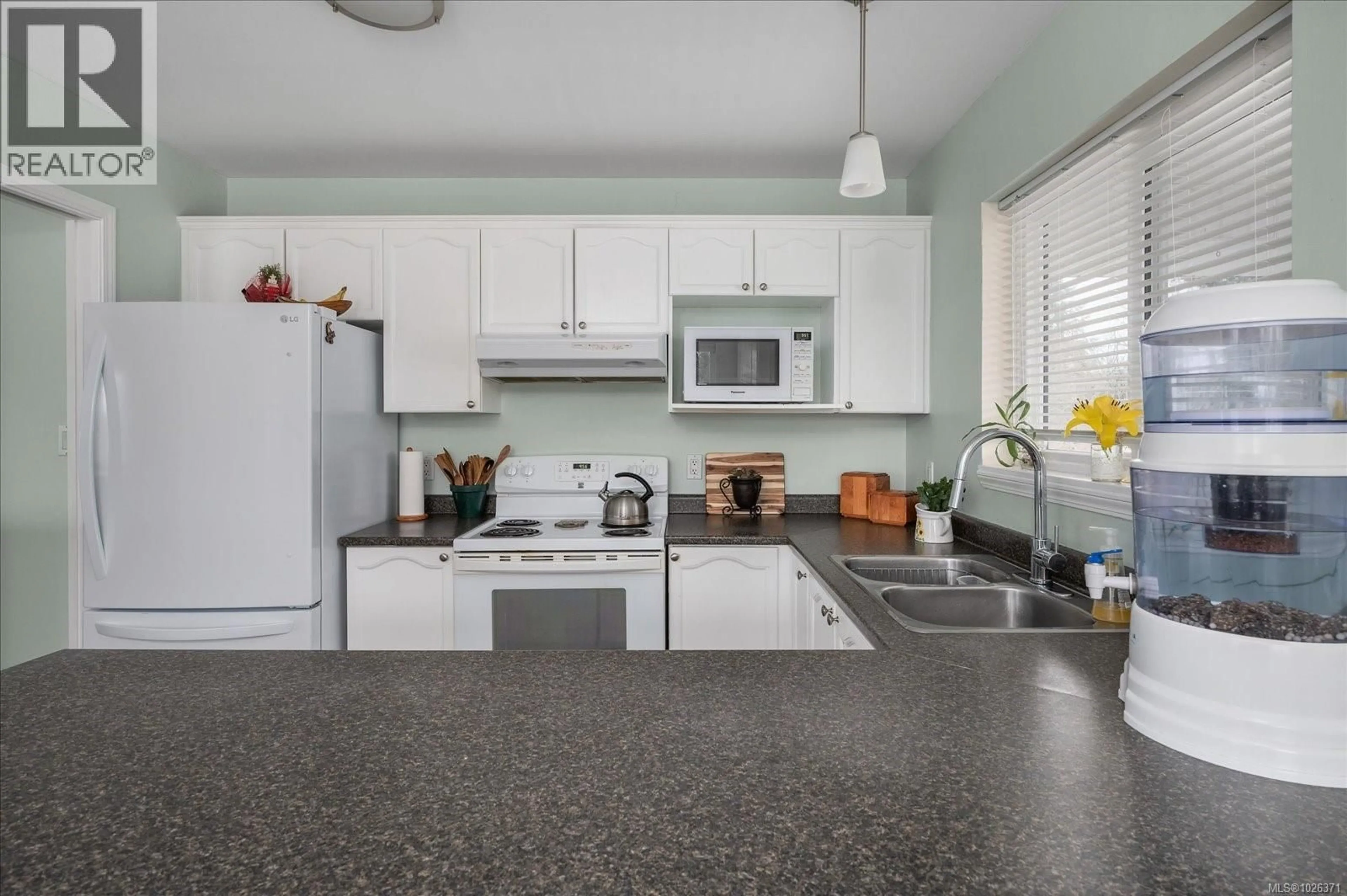 Standard kitchen, ceramic/tile floor for 409 HOWARD AVENUE, Nanaimo British Columbia V9R3S2