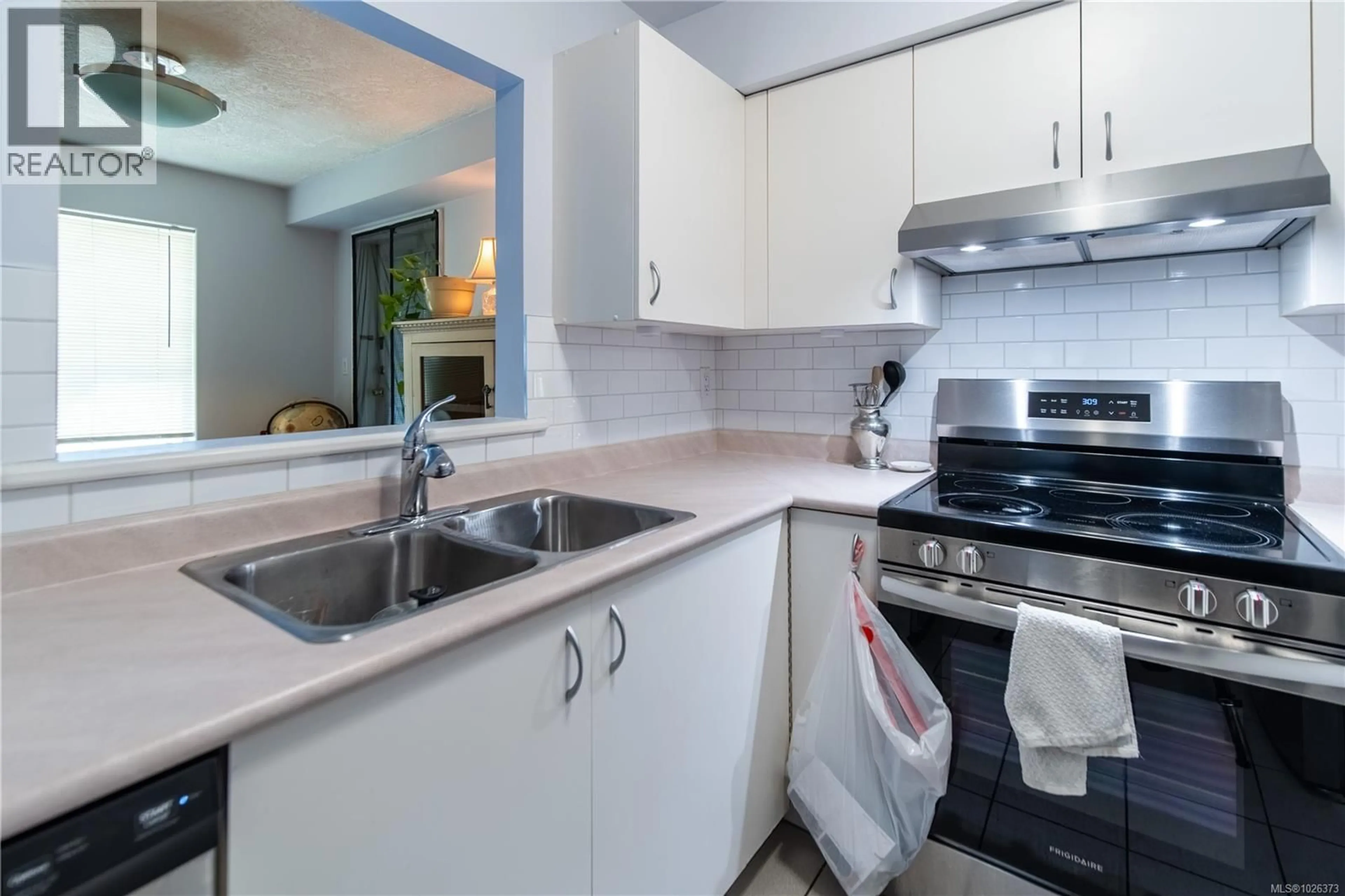 Standard kitchen, unknown for 304 - 832 FISGARD STREET, Victoria British Columbia V8W1S1