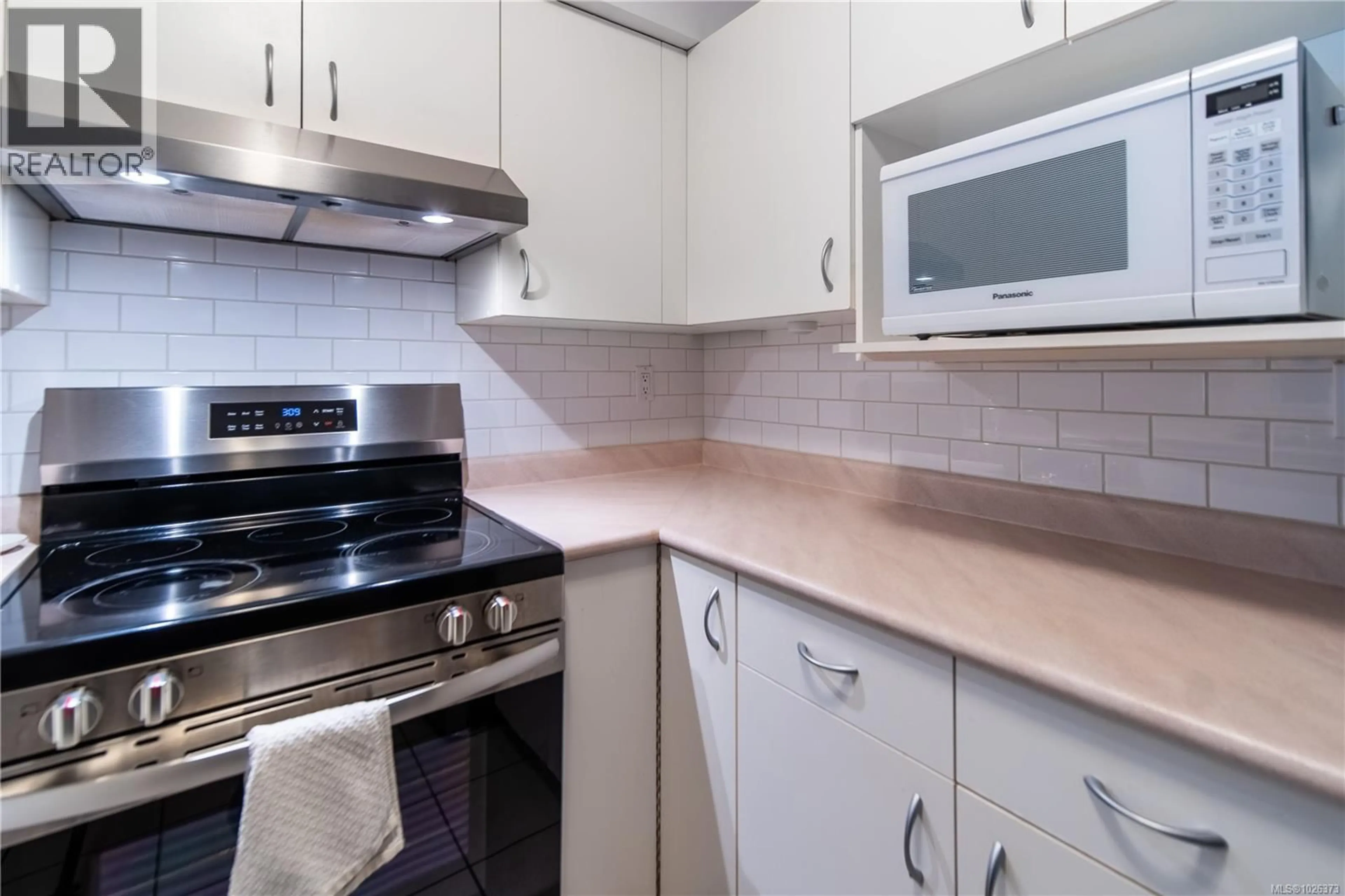 Standard kitchen, unknown for 304 - 832 FISGARD STREET, Victoria British Columbia V8W1S1