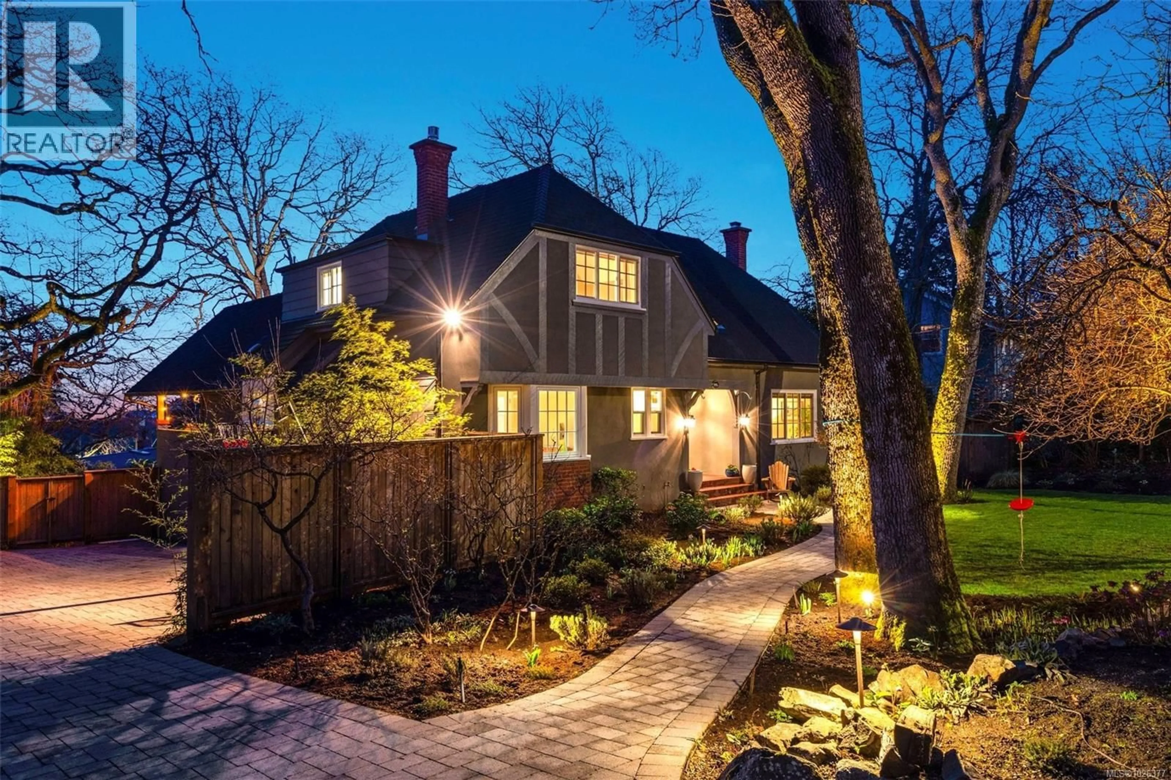 Home with brick exterior material, street for 995 TERRACE AVENUE, Victoria British Columbia V8S3V2