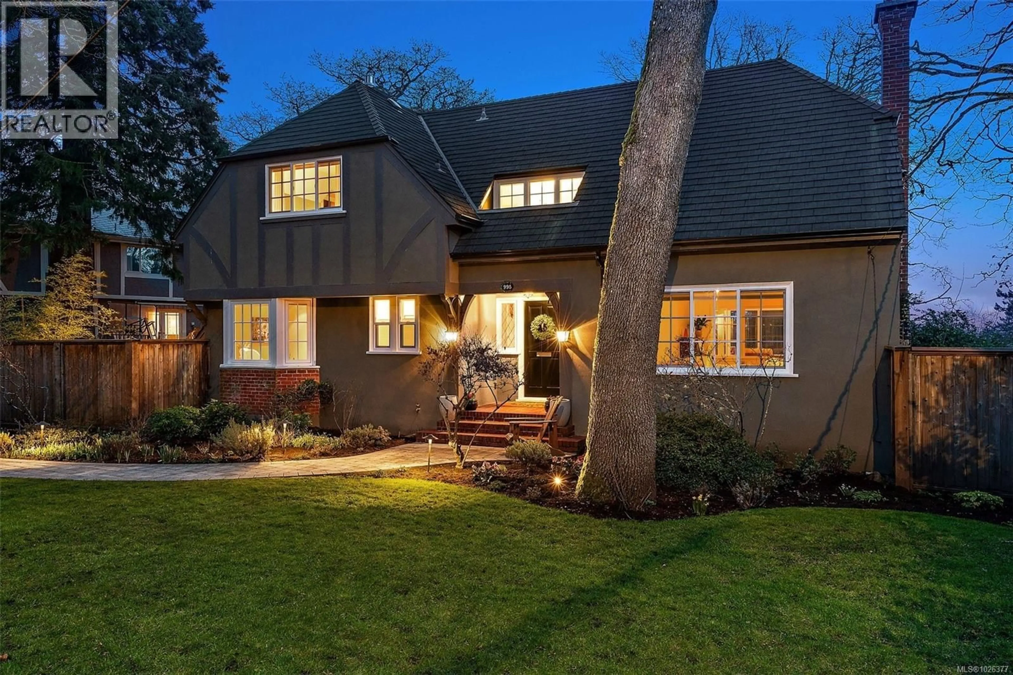 Home with brick exterior material, street for 995 TERRACE AVENUE, Victoria British Columbia V8S3V2