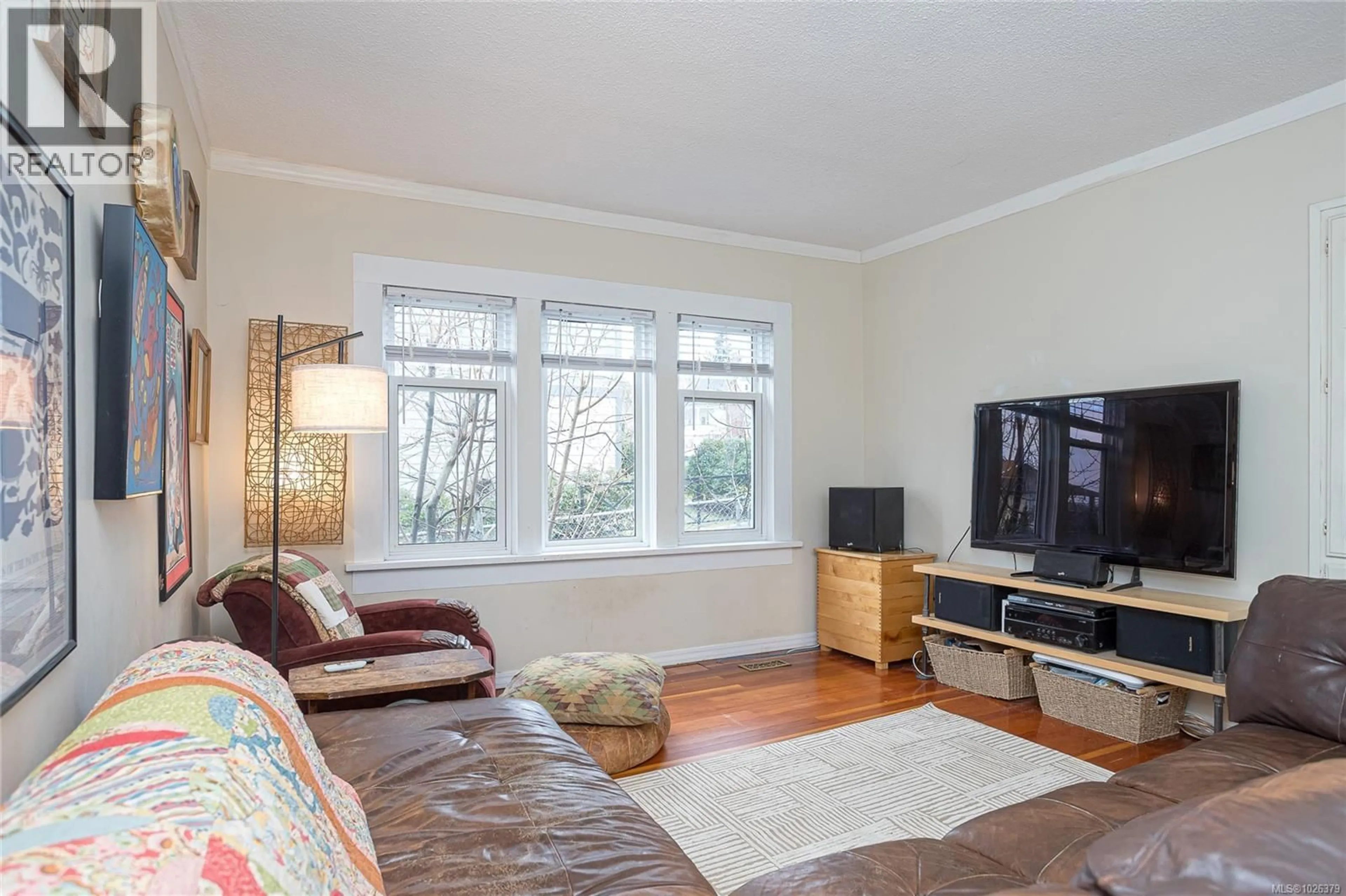 Living room with furniture, wood/laminate floor for 249 VICTORIA ROAD, Nanaimo British Columbia V9T5X5