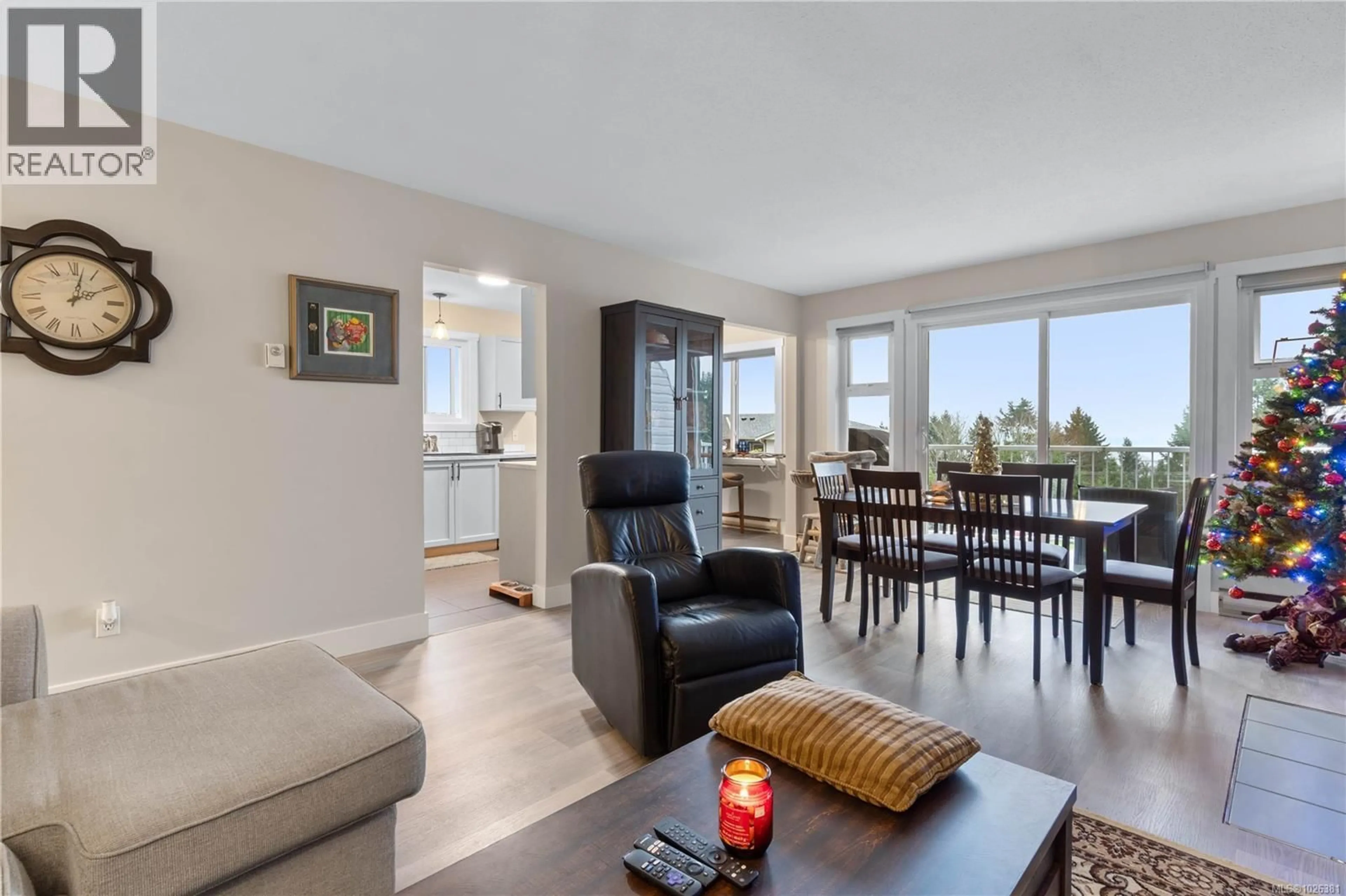 Living room with furniture, wood/laminate floor for 368 PETROGLYPH CRESCENT, Nanaimo British Columbia V9R5K1