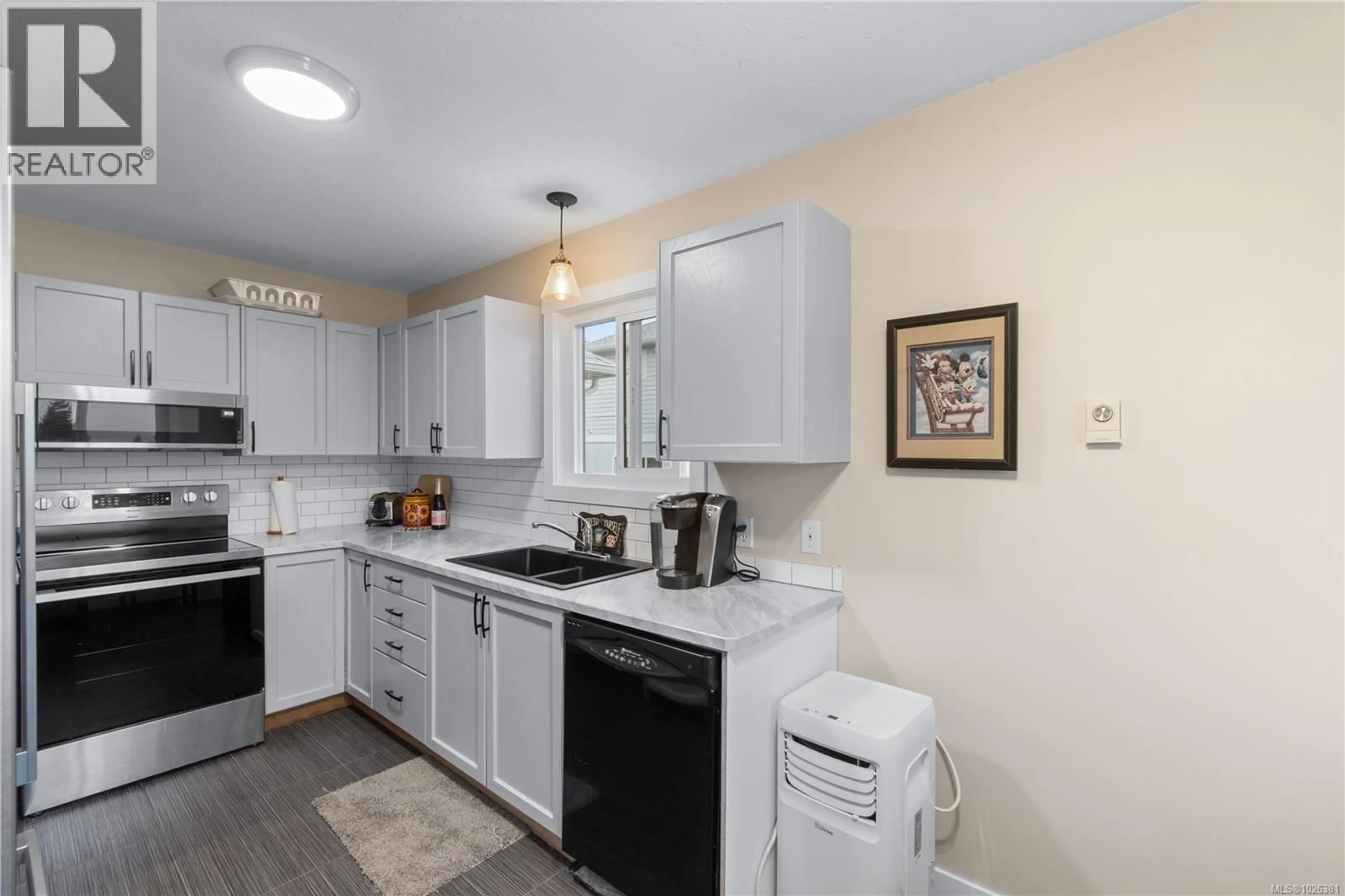 Standard kitchen, ceramic/tile floor for 368 PETROGLYPH CRESCENT, Nanaimo British Columbia V9R5K1