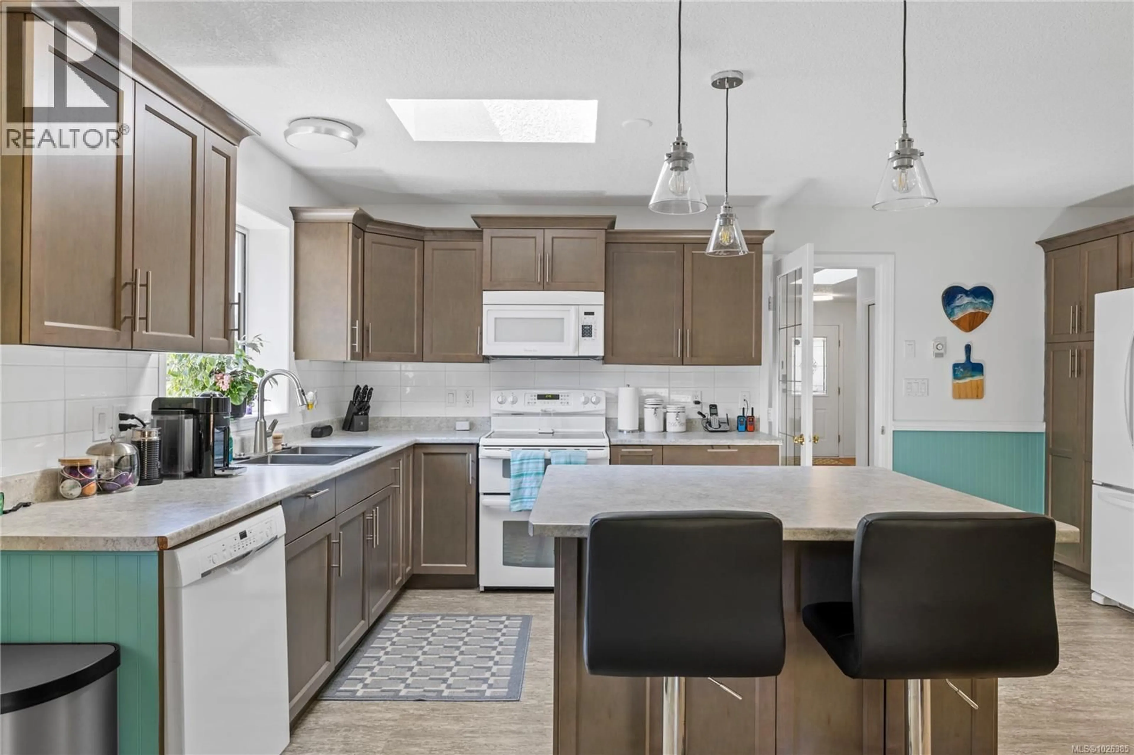 Contemporary kitchen, ceramic/tile floor for 3121 18TH AVENUE, Port Alberni British Columbia V9Y5G6