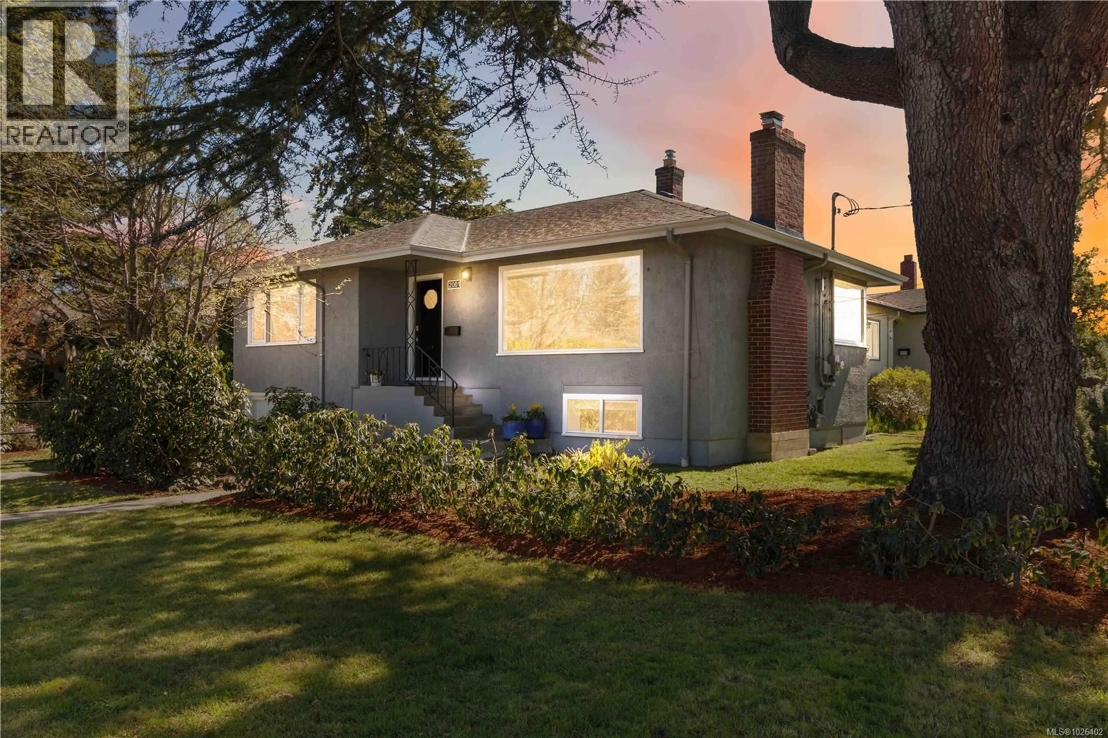 Home with vinyl exterior material, street for 2001 CARRICK STREET, Oak Bay British Columbia V8R2M5