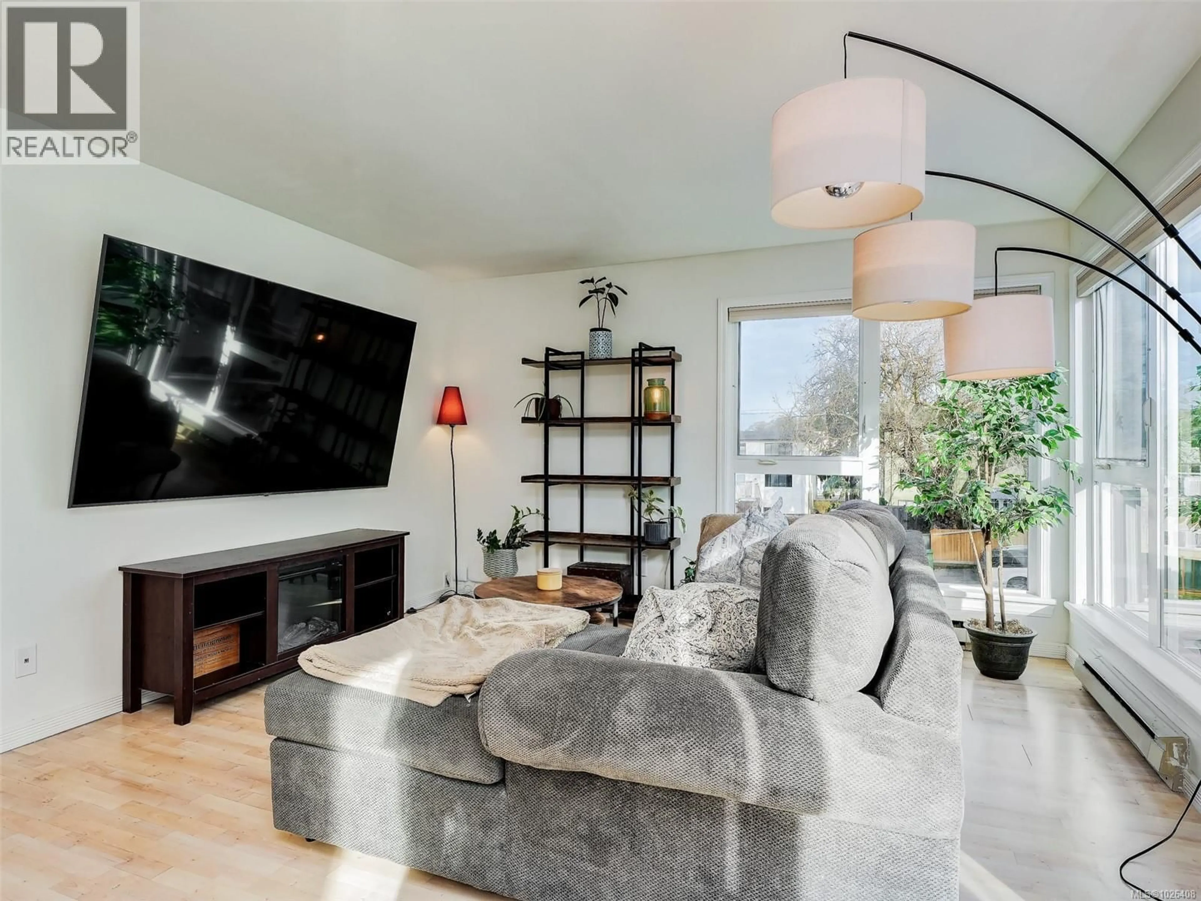 Living room with furniture, unknown for 403 - 2647 GRAHAM STREET, Victoria British Columbia V8T3Y8