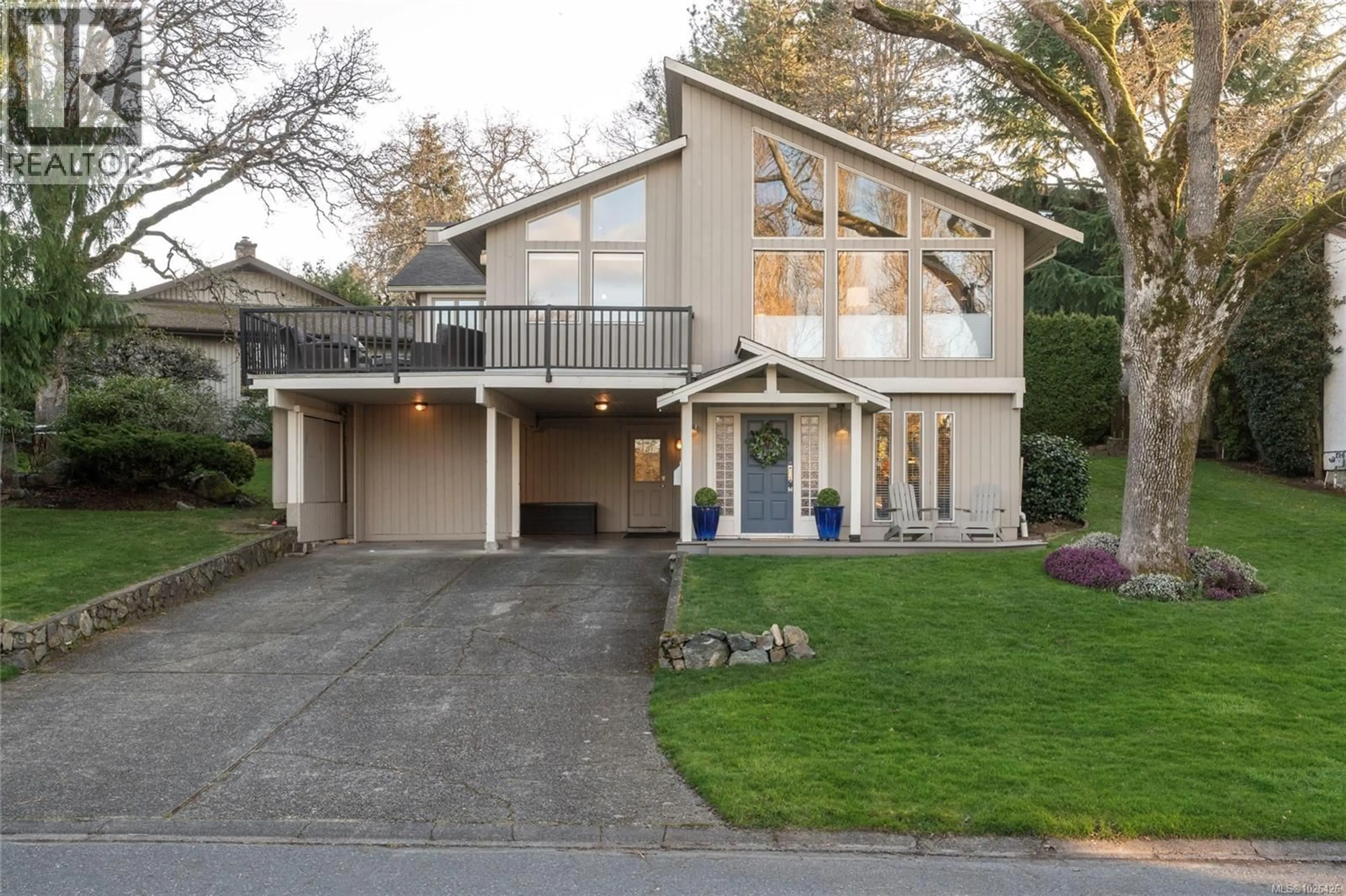 Home with vinyl exterior material, street for 1662 BARKSDALE DRIVE, Saanich British Columbia V8N4Z8