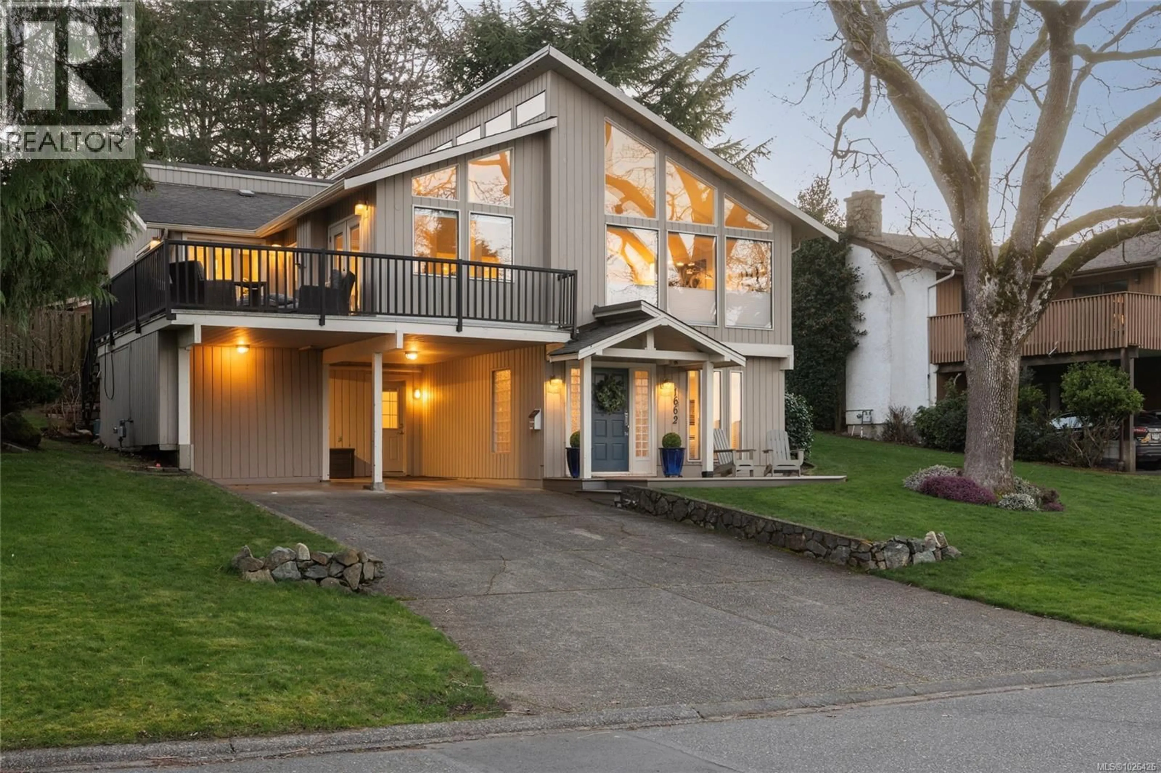 Home with vinyl exterior material, street for 1662 BARKSDALE DRIVE, Saanich British Columbia V8N4Z8