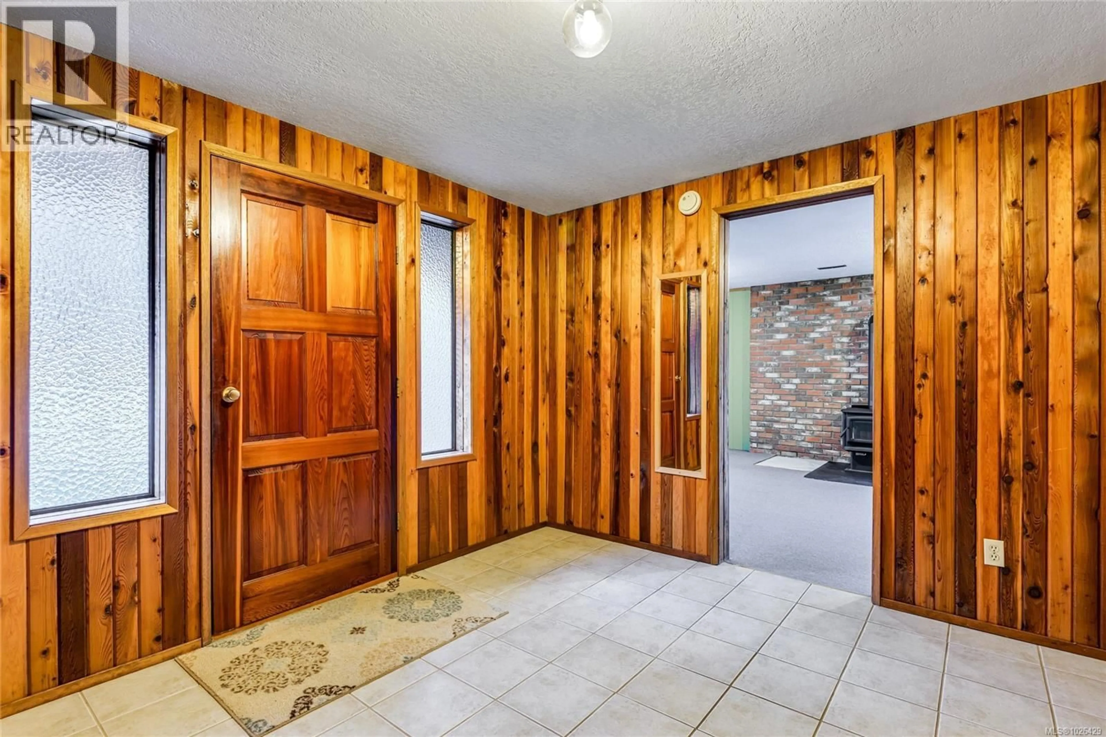 Indoor foyer for 1301 SAYWARD ROAD, Sayward British Columbia V0P1R0