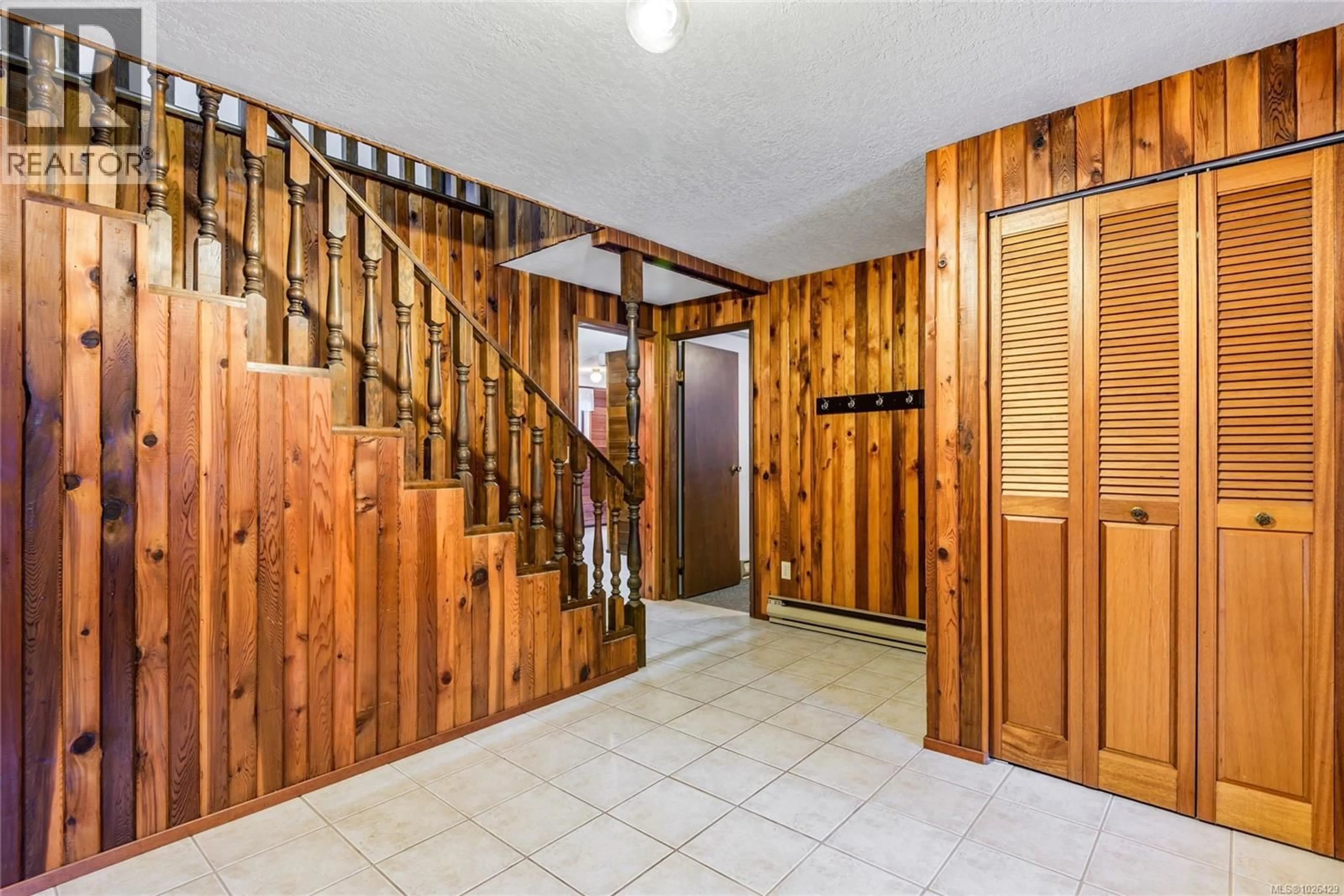 Indoor foyer for 1301 SAYWARD ROAD, Sayward British Columbia V0P1R0