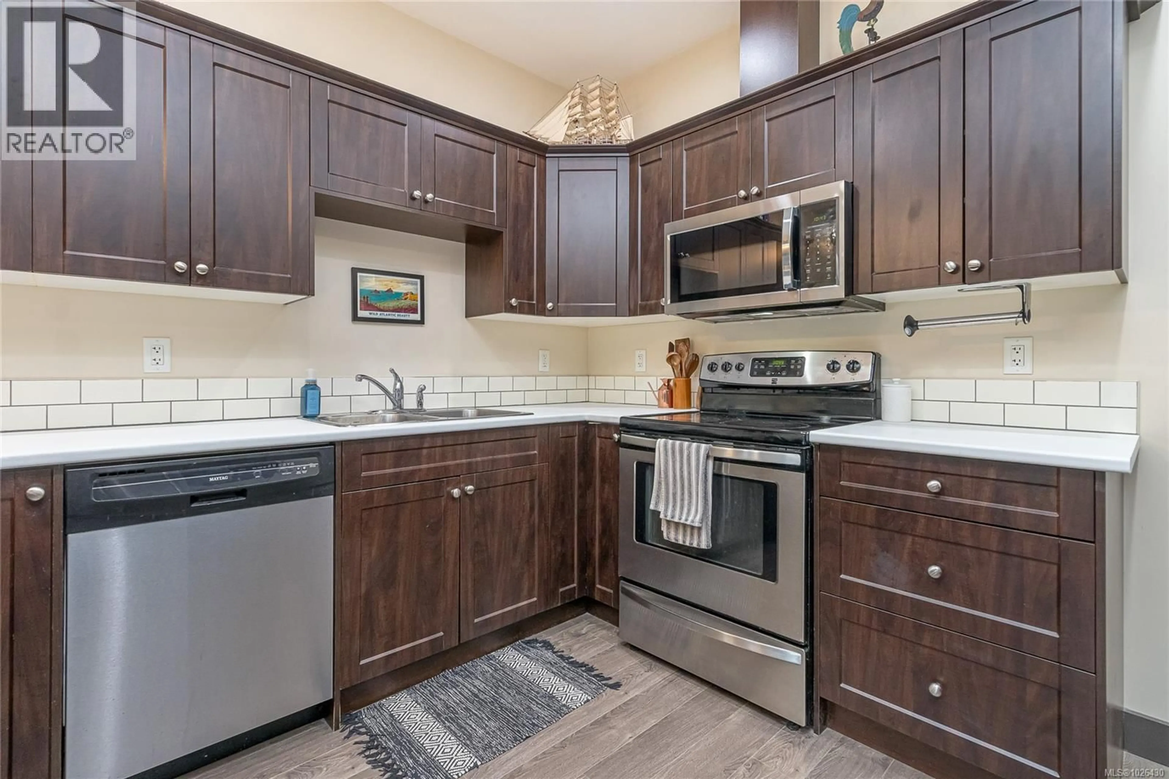 Standard kitchen, ceramic/tile floor for 1104 CASSELL PLACE, Nanaimo British Columbia V9R0C9