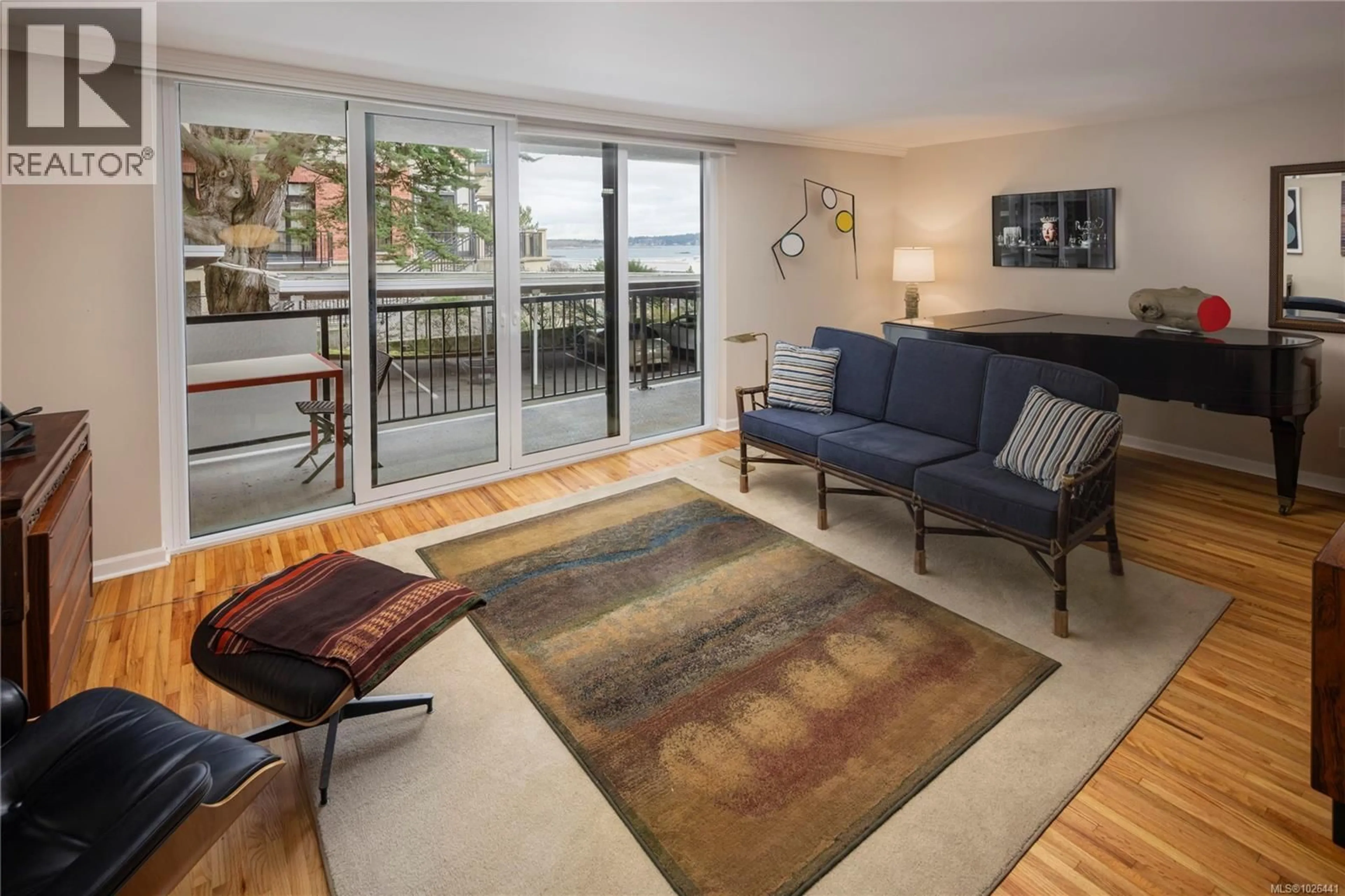 Living room with furniture, unknown for 402 - 1159 BEACH DRIVE, Oak Bay British Columbia V8S2N2