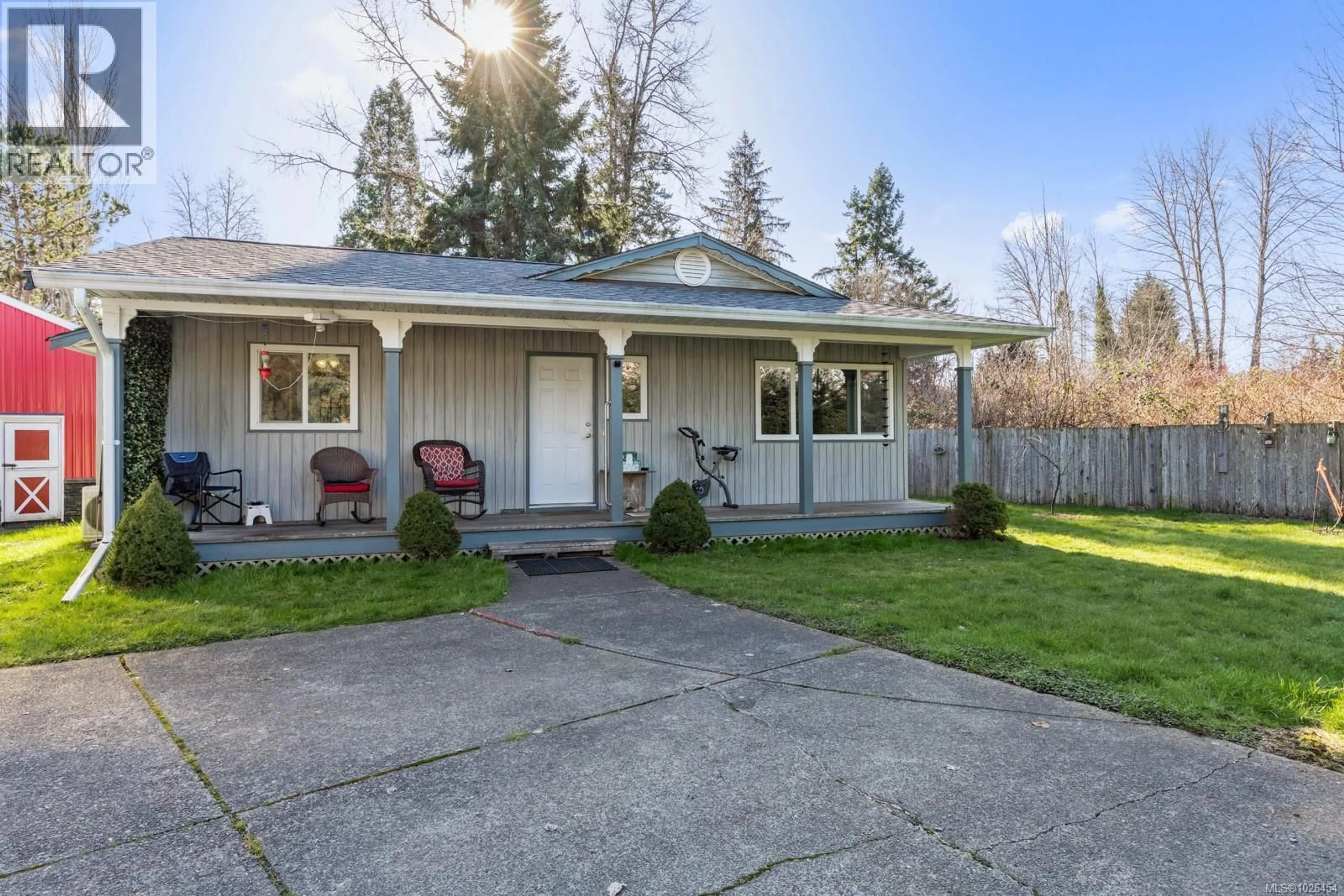 Home with vinyl exterior material, street for 1420 15TH STREET, Courtenay British Columbia V9N2C2