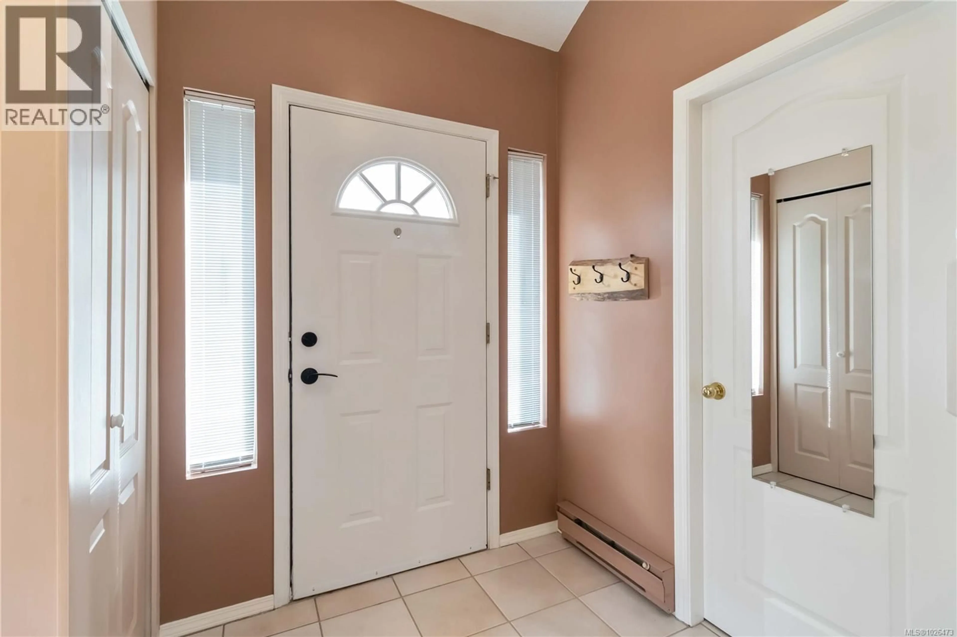 Indoor entryway for 7 - 1060 SUTLEJ STREET, Victoria British Columbia V8V2V8