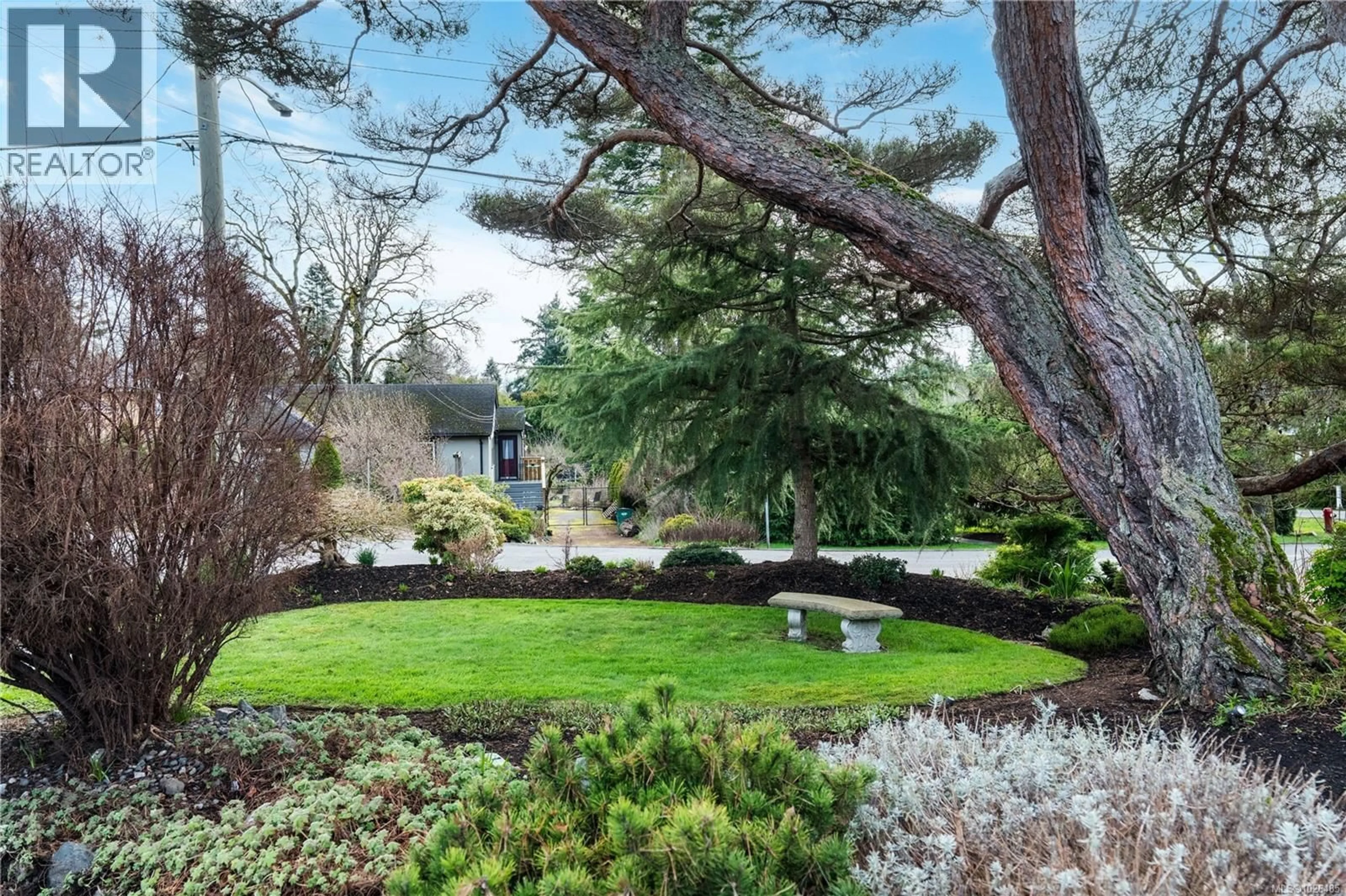 A pic from outside/outdoor area/front of a property/back of a property/a pic from drone, street for 1274 TATTERSALL DRIVE, Saanich British Columbia V8P1Z4