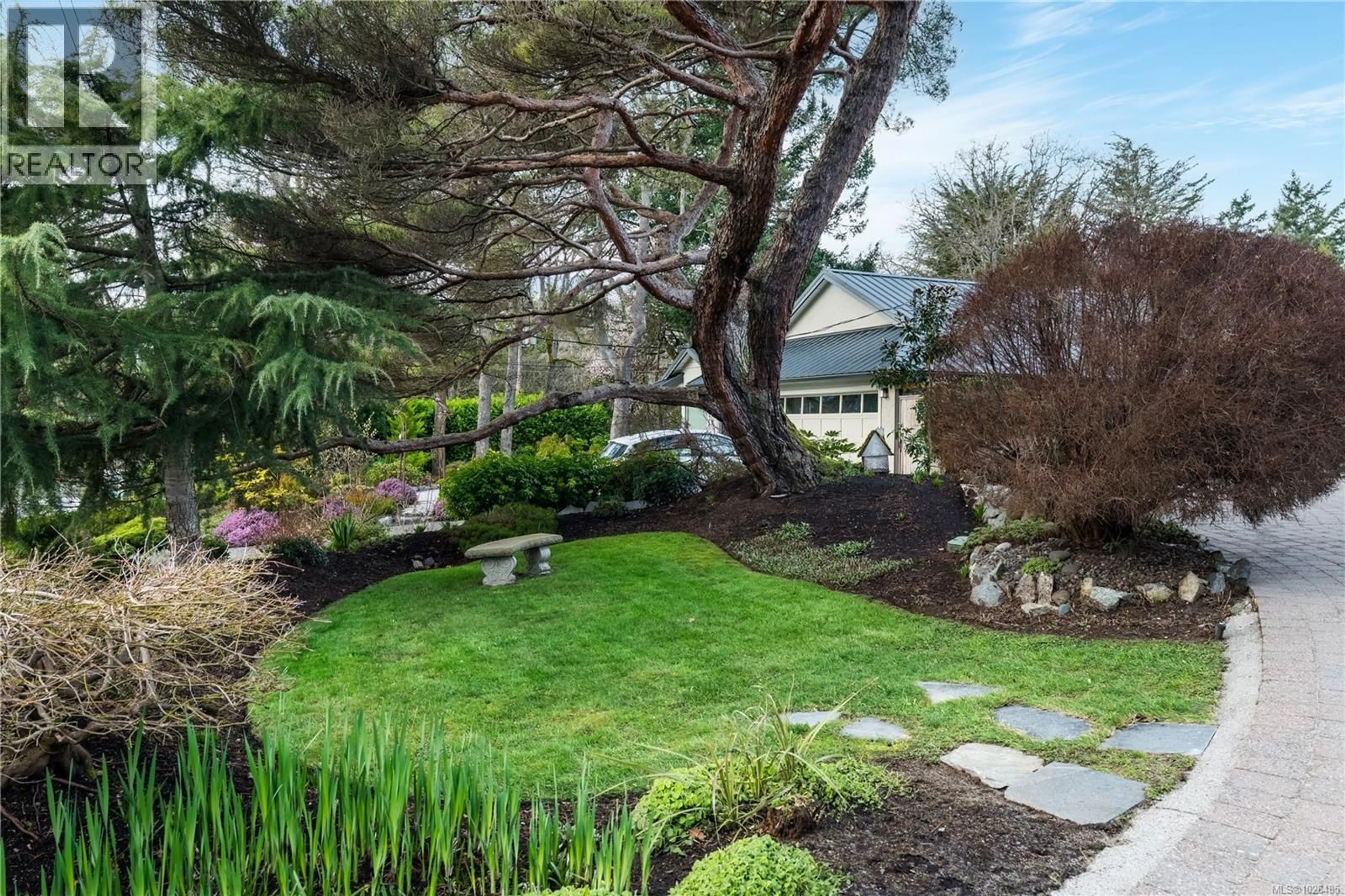 A pic from outside/outdoor area/front of a property/back of a property/a pic from drone, street for 1274 TATTERSALL DRIVE, Saanich British Columbia V8P1Z4