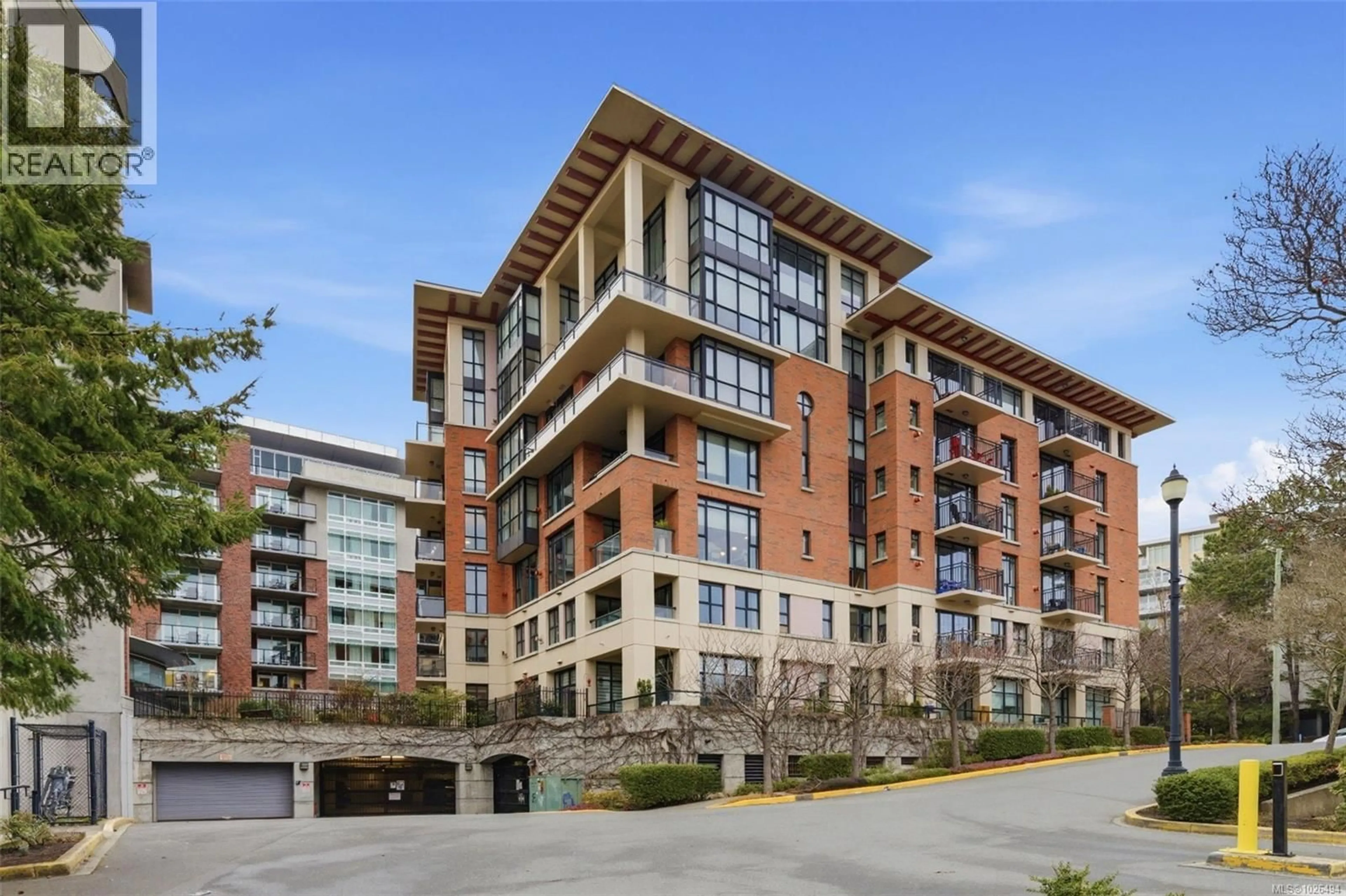 Patio, building for 609 - 827 FAIRFIELD ROAD, Victoria British Columbia V8V5B2