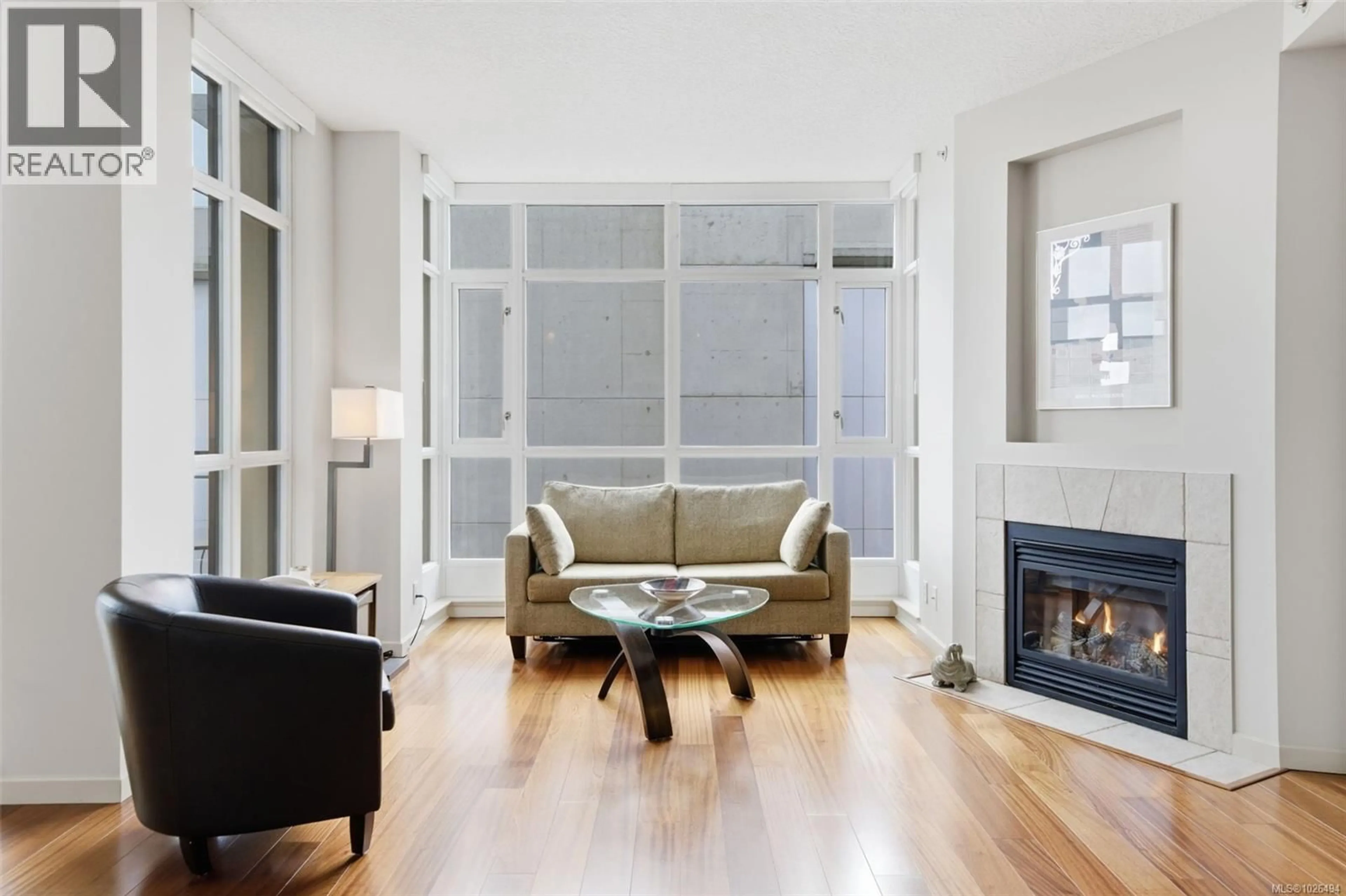 Living room with furniture, unknown for 609 - 827 FAIRFIELD ROAD, Victoria British Columbia V8V5B2