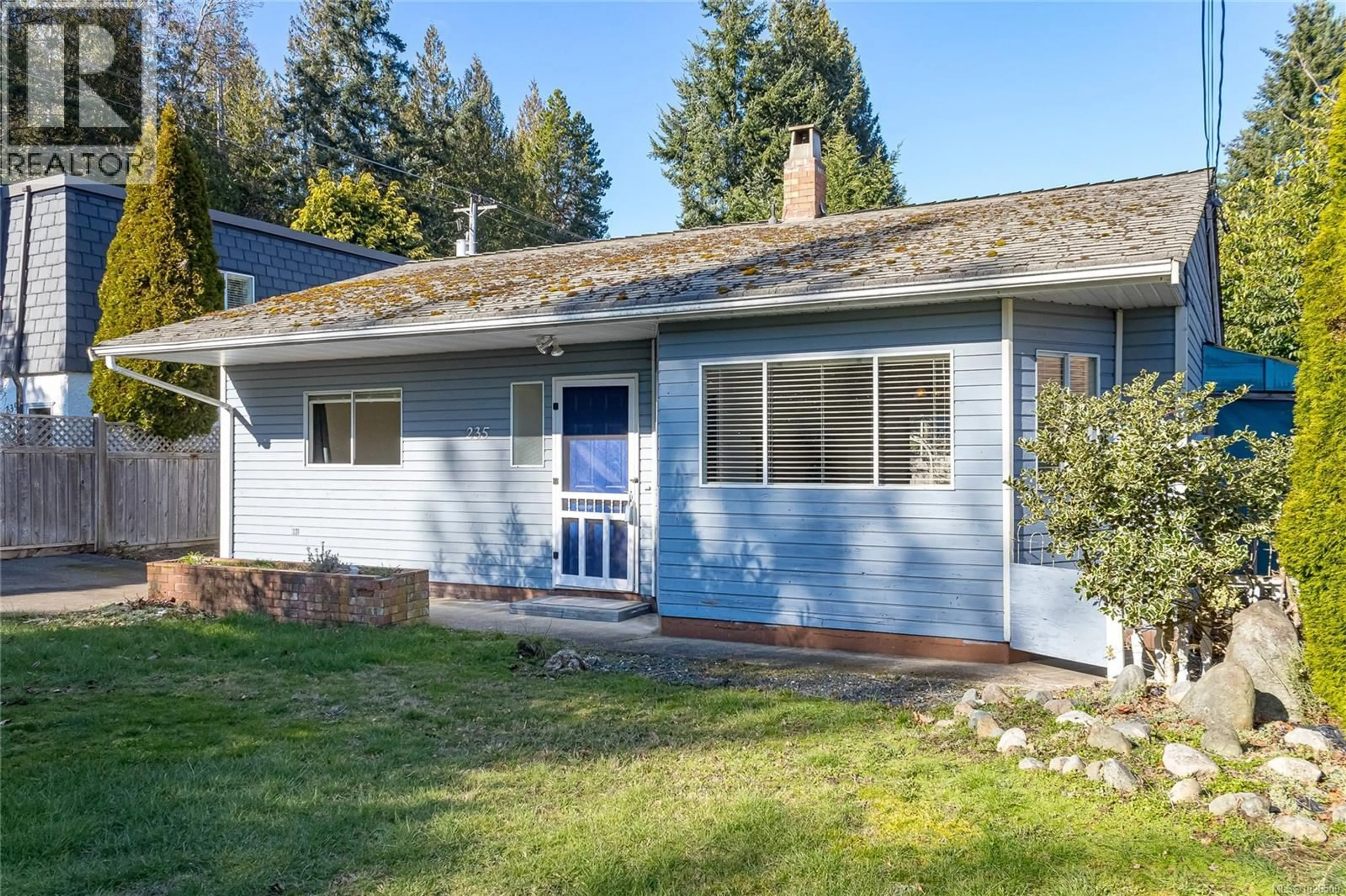 Home with vinyl exterior material, street for 235 FOURTH AVENUE, Qualicum Beach British Columbia V9K1S3