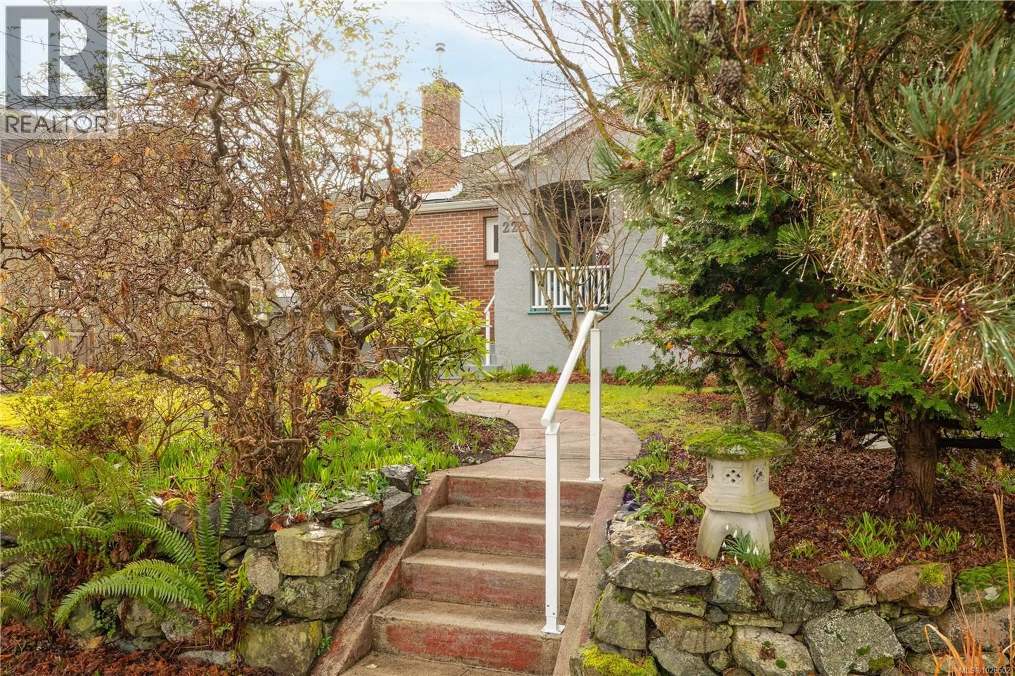 Patio, street for 225 STEWART AVENUE, Nanaimo British Columbia V9S4C2