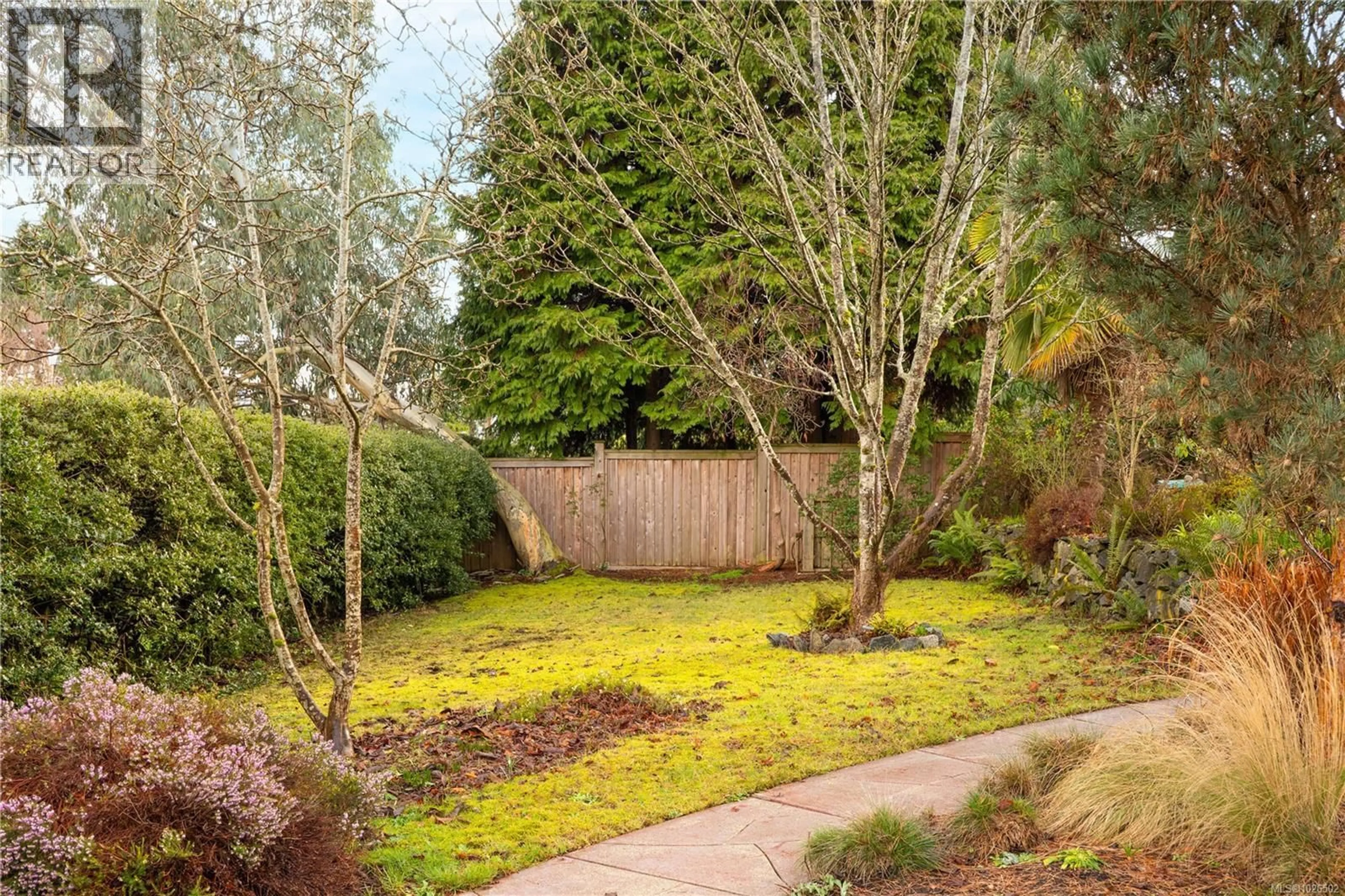 Patio, forest/trees view for 225 STEWART AVENUE, Nanaimo British Columbia V9S4C2