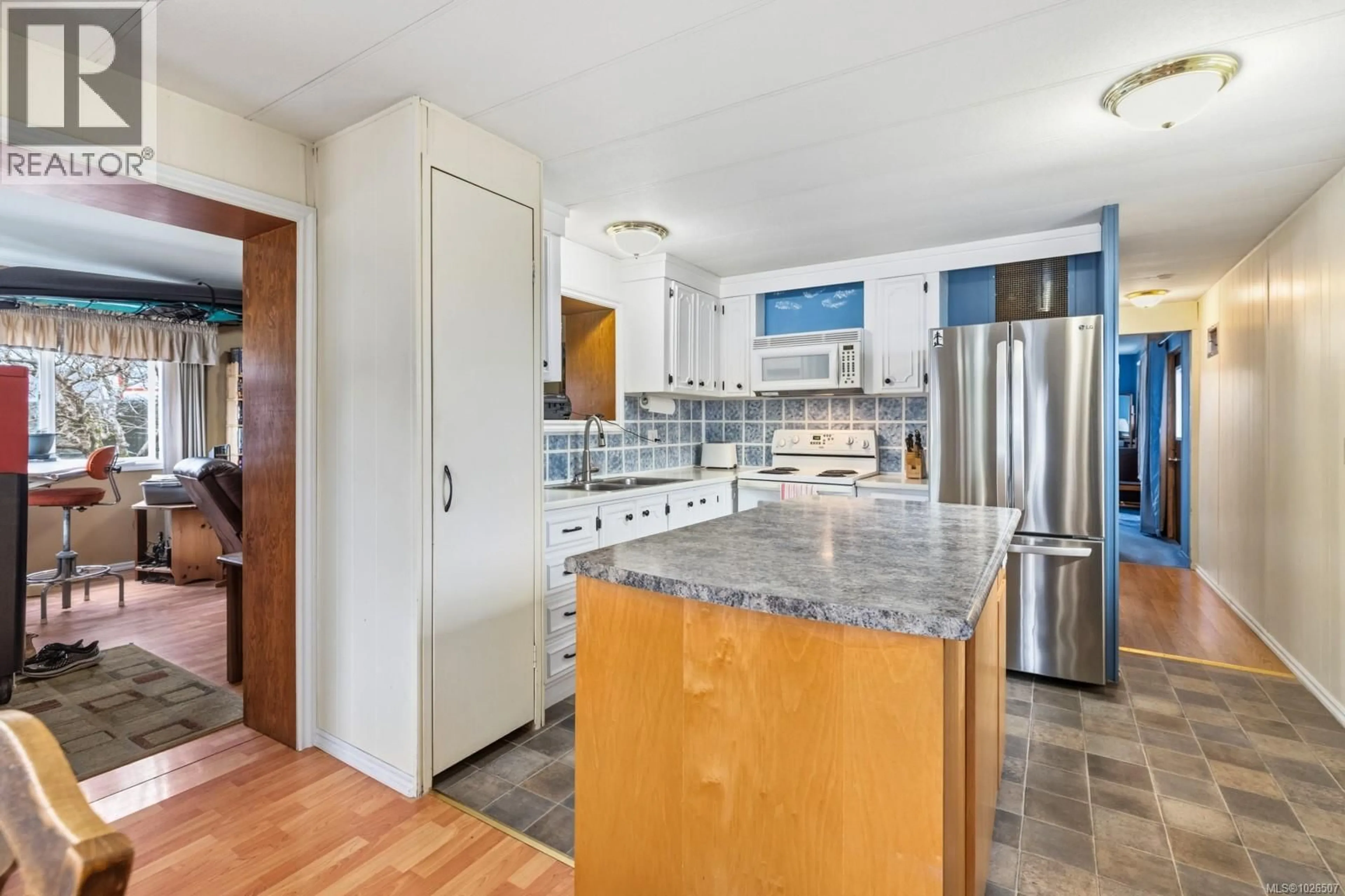 Open concept kitchen, ceramic/tile floor for 241 - 2885 BOYS ROAD, Duncan British Columbia V9L4Y9