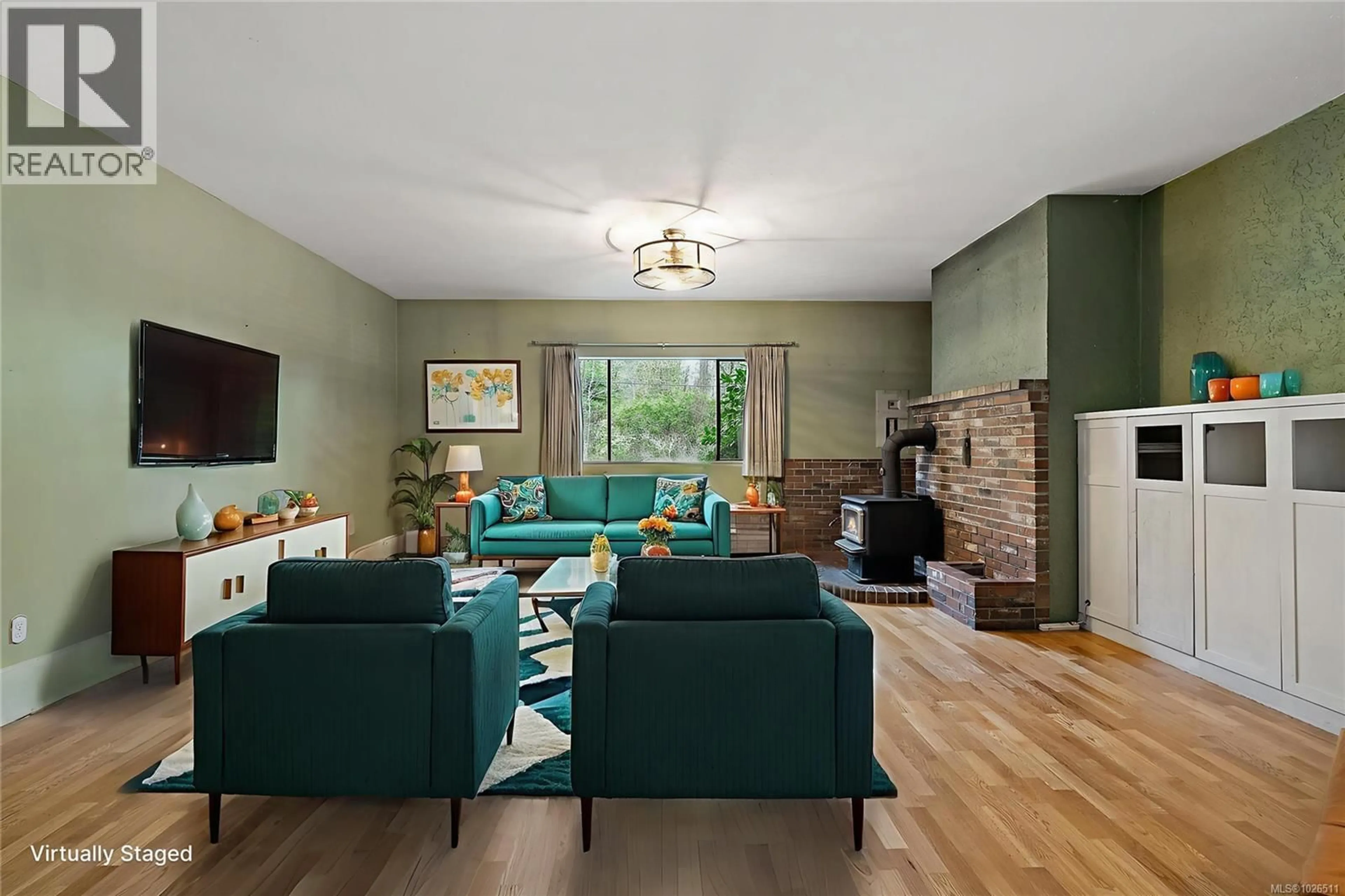 Living room with furniture, unknown for 4536 HUGHES ROAD, Saanich British Columbia V9E2B8